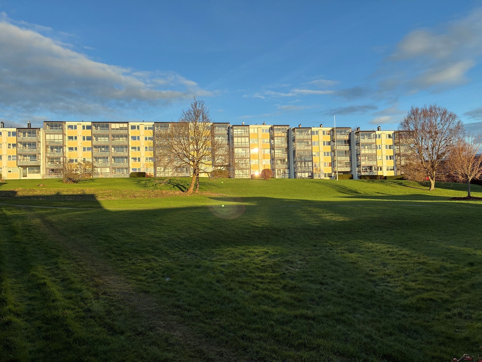 Beliggenheten er sentral på Hillevåg, med gangavstand til det meste man trenger i hverdagen. Galleribilde