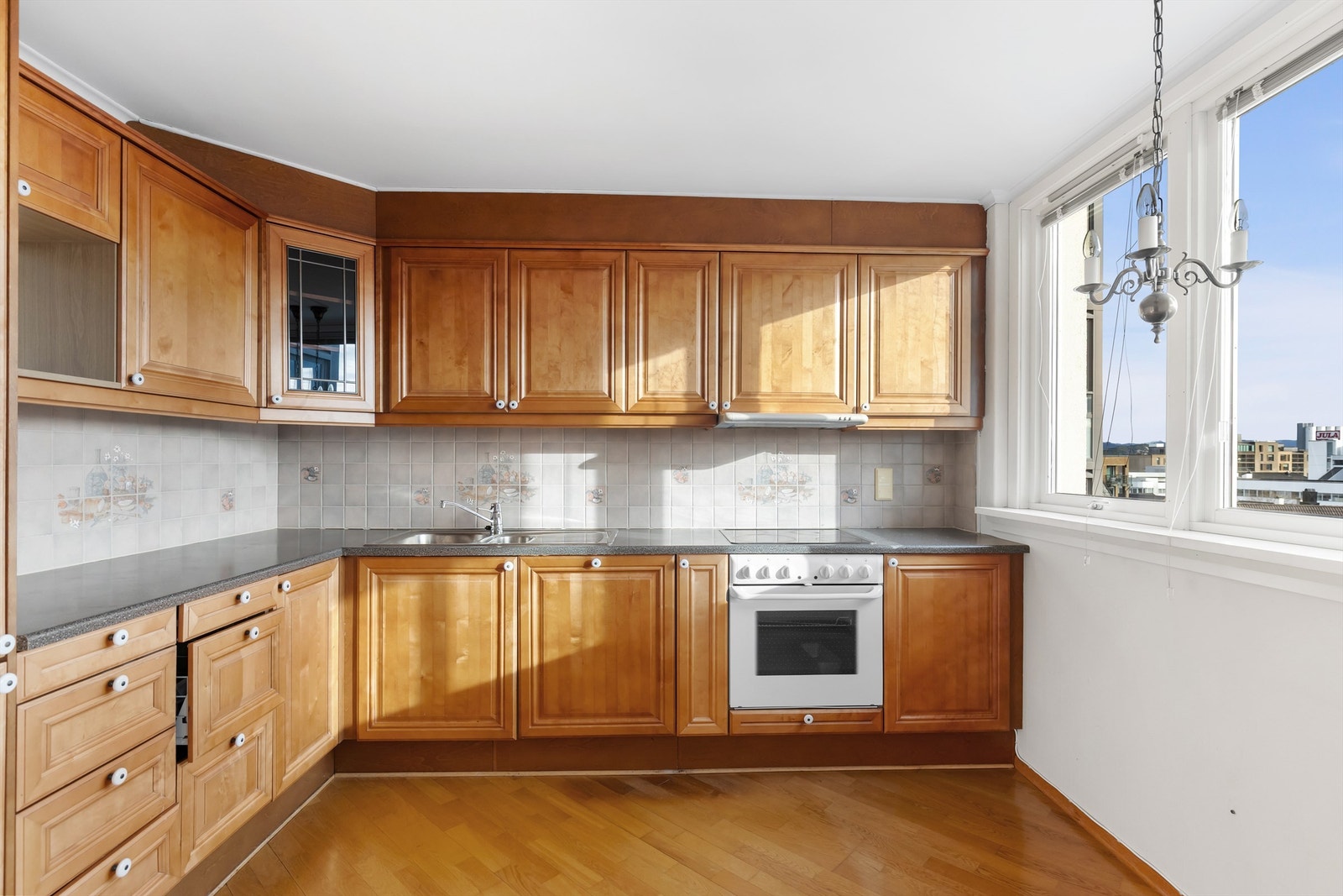 Kjøkken med godt med skap- og benkeplass. Galleribilde