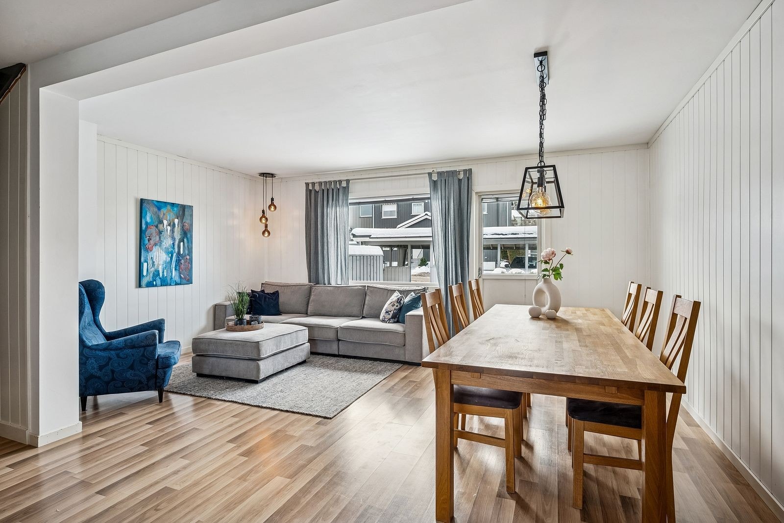 Romslig stue med gode møbleringsmuligheter og utgang til boligens terrasse! Galleribilde