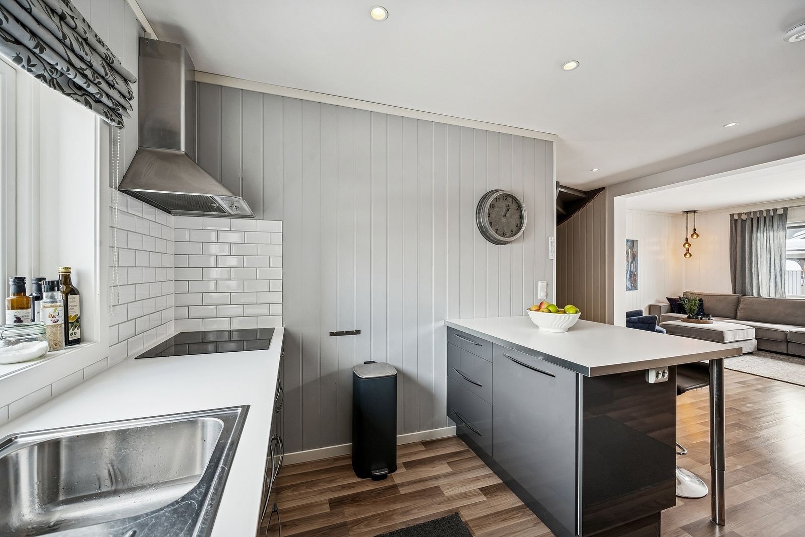 Stue og kjøkken har en åpen løsning som skaper en luftig og sosial atmosfære! Galleribilde