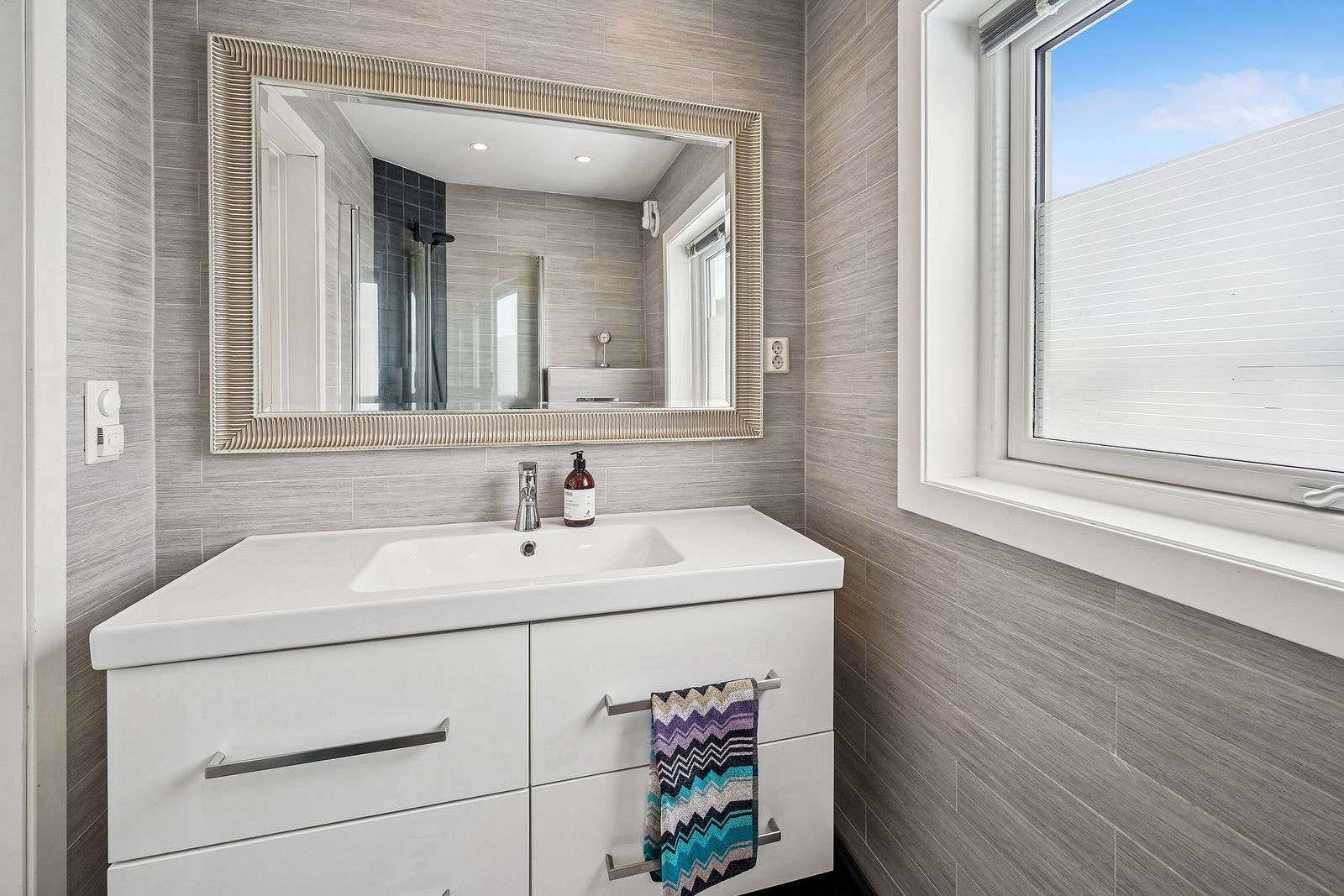 Tidløst fargevalg på baderommet. Galleribilde