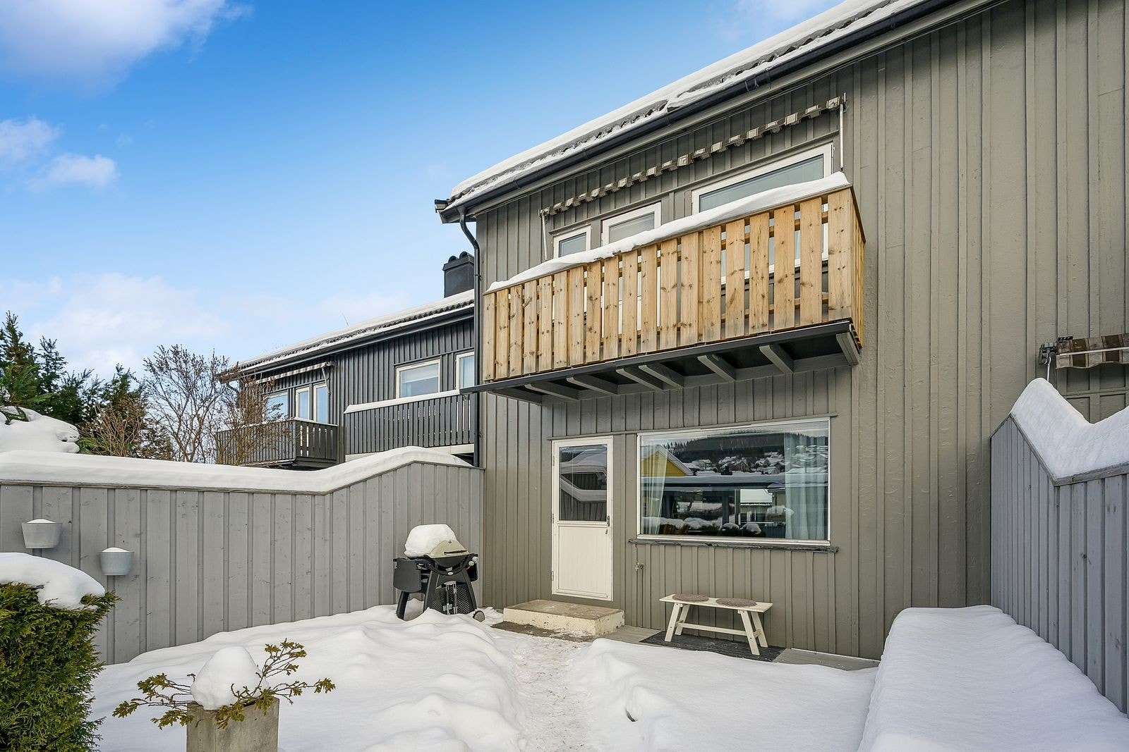 Uteområdene måler totalt 28 kvm. og gir gode muligheter for ulike utemøbler. Galleribilde