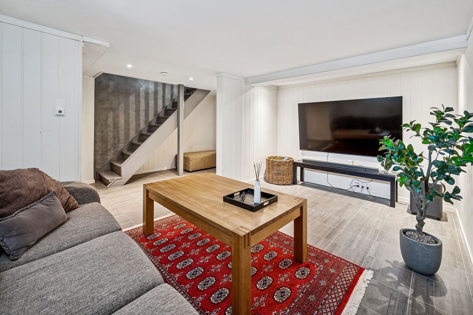 Kjellerstuen er perfekt som egen TV- og lekeavdeling for barna, med rom til spill, film og moro! Galleribilde