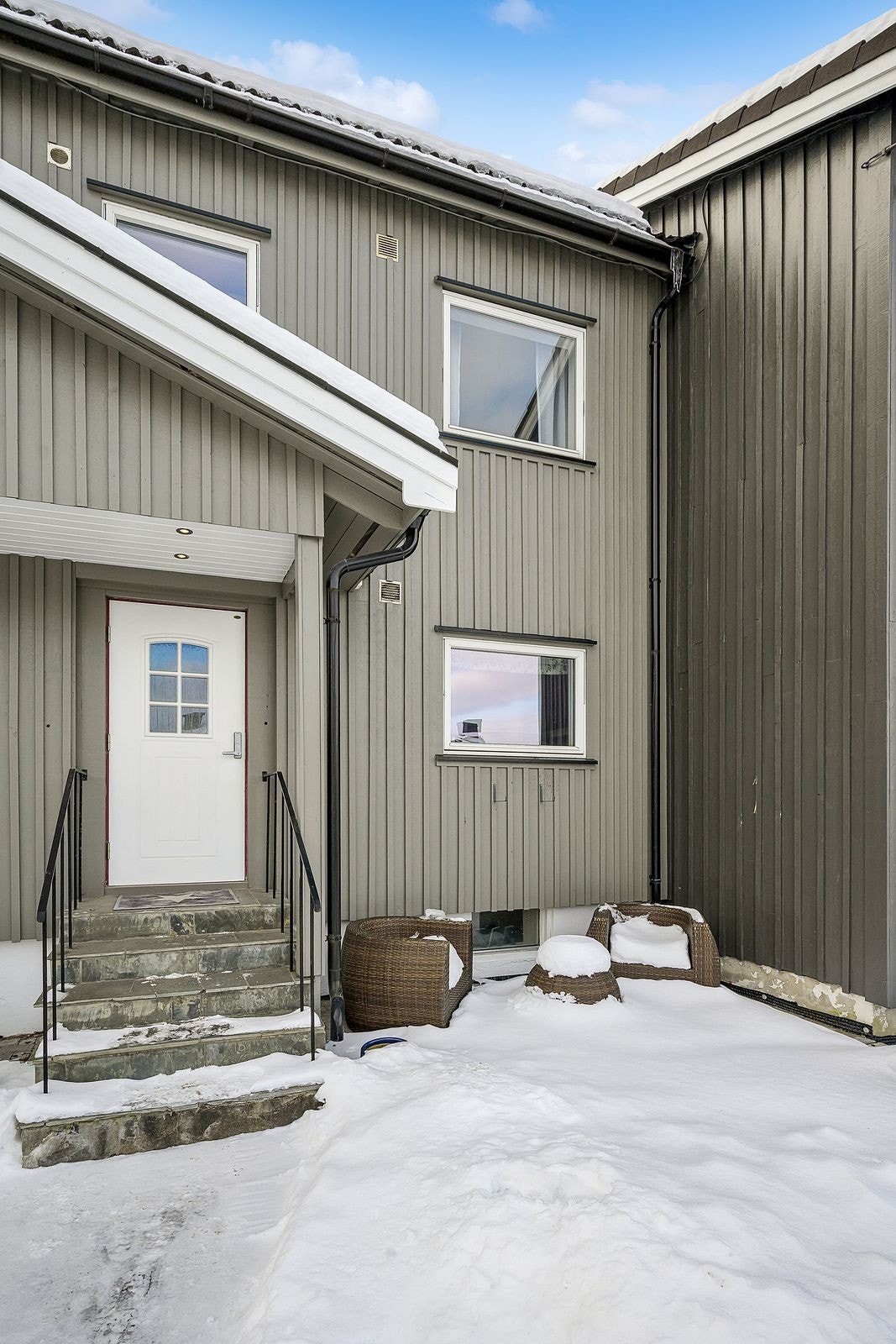 Inngangspartiet har en flott skifertrapp og downlights i himlingen. Galleribilde