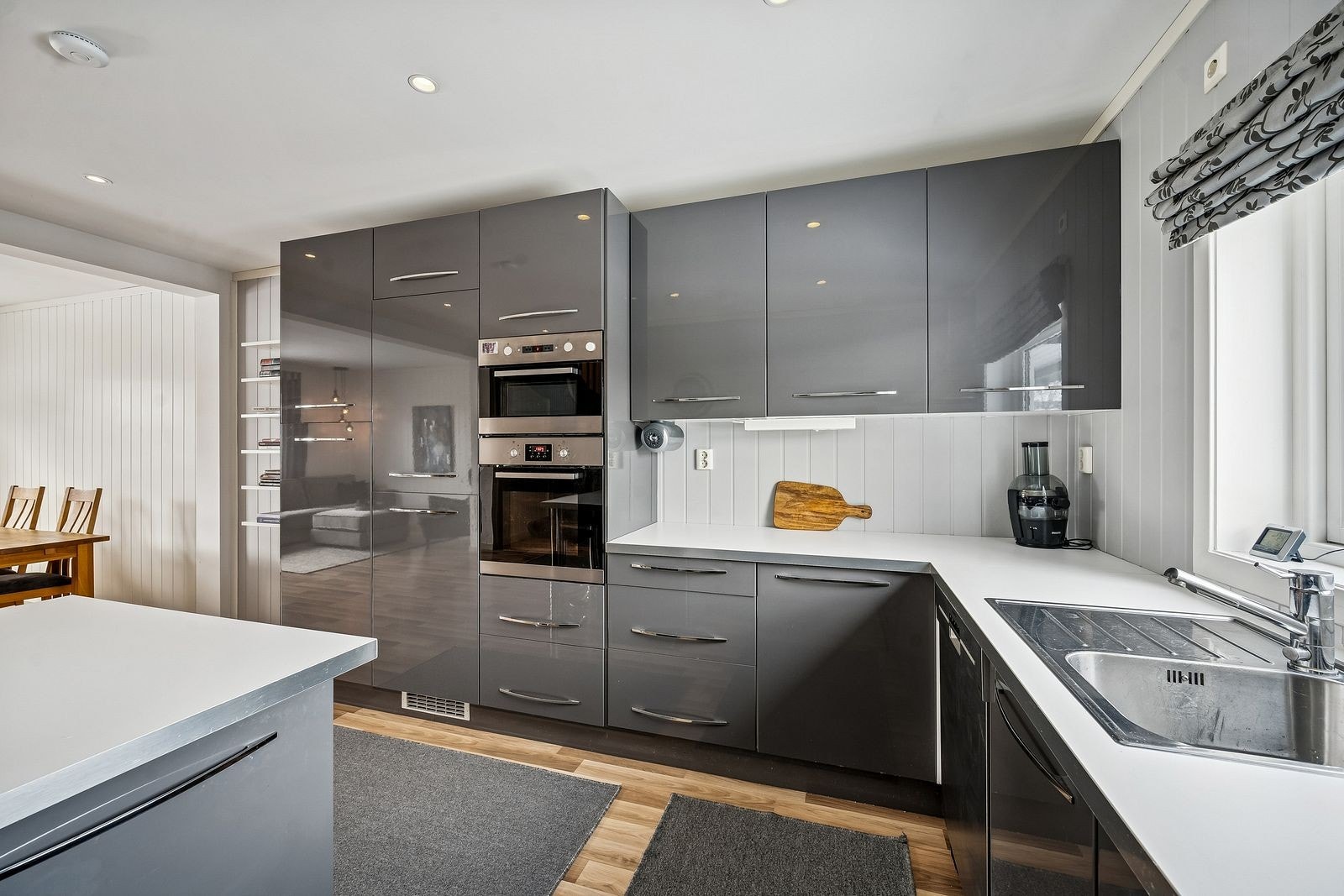 Gode oppbevaringsmuligheter og fint lysinnslipp på kjøkkenet. Galleribilde