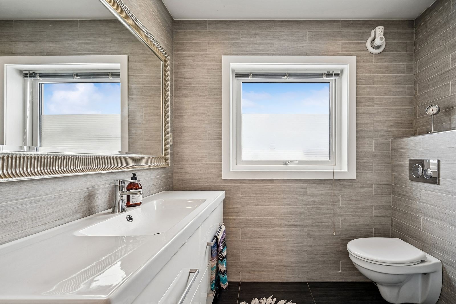 Badet ble renovert i 2014 og er av god standard med bla. vegghengt toalett og pene fliser med varmekabler. Galleribilde