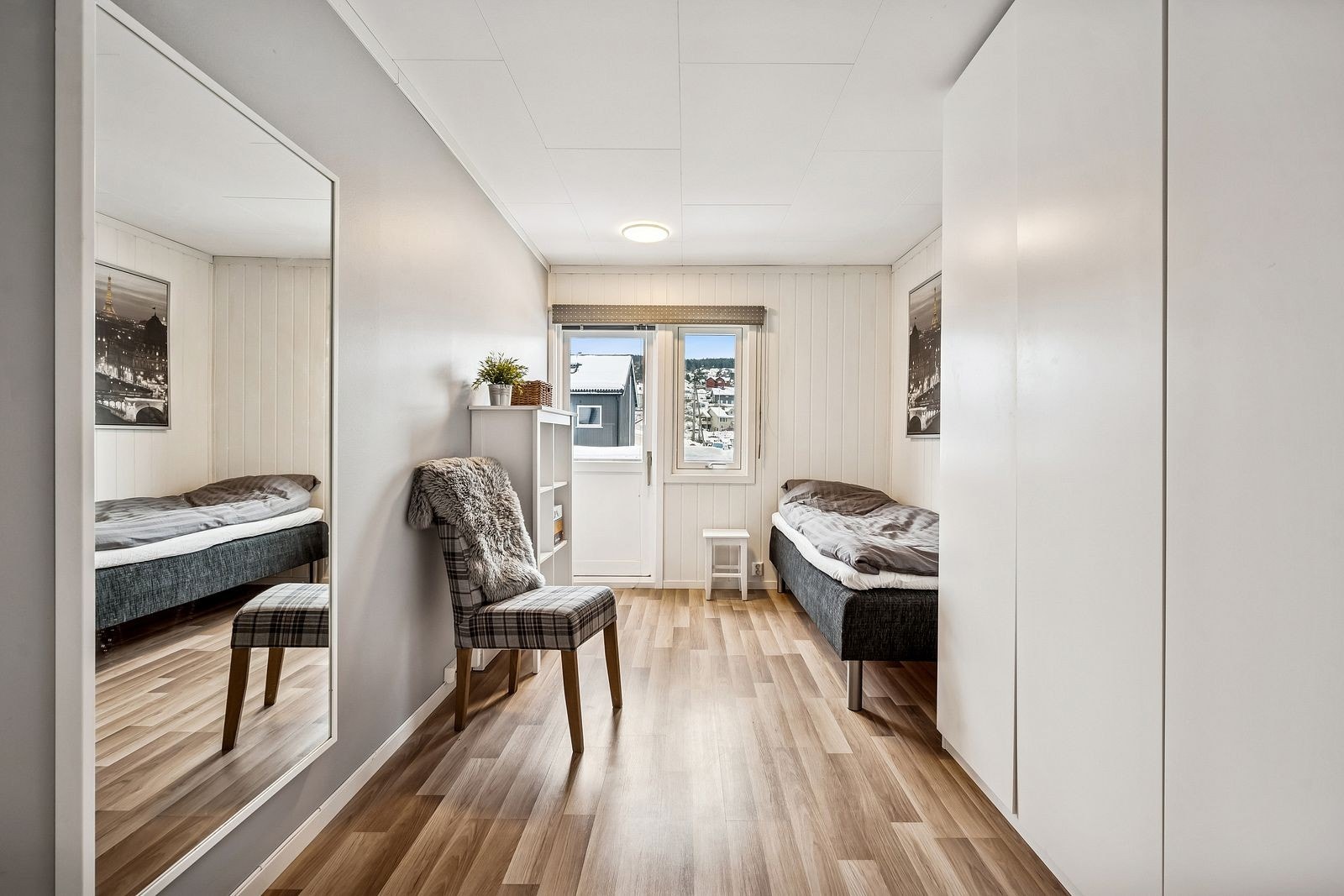 Soverom 2 - Romslig soverom med direkte utgang til boligens balkong i 2. etasje. Galleribilde