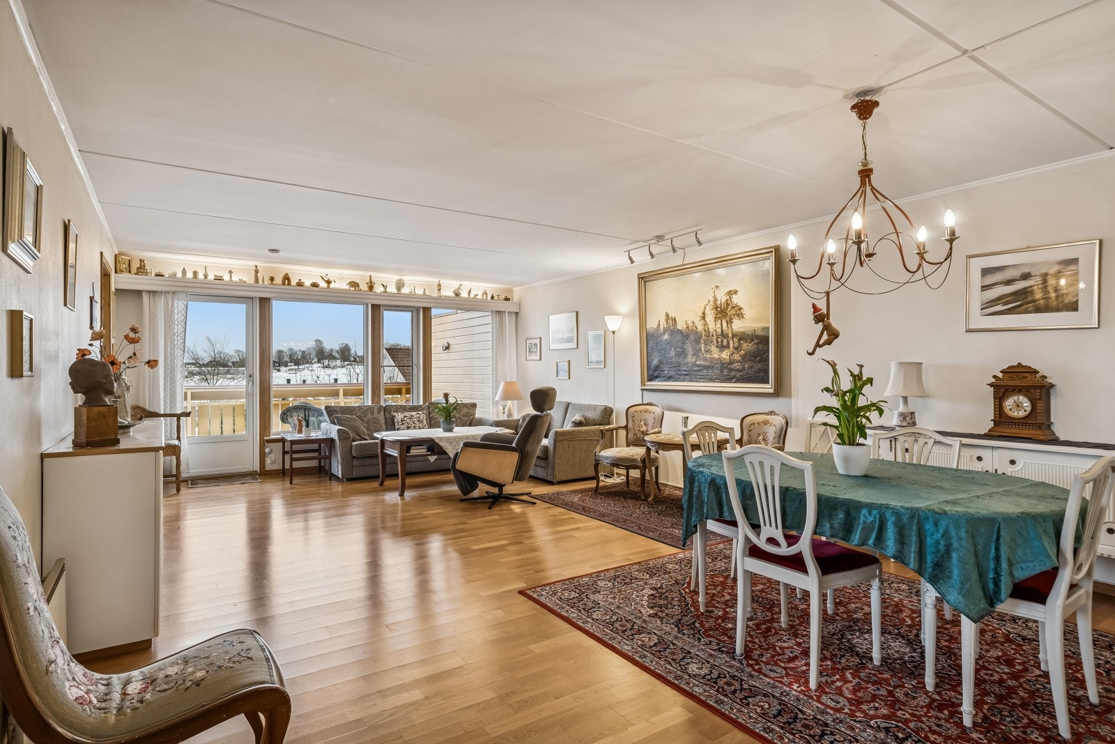 Stue med god plass for spisestue og salong Galleribilde