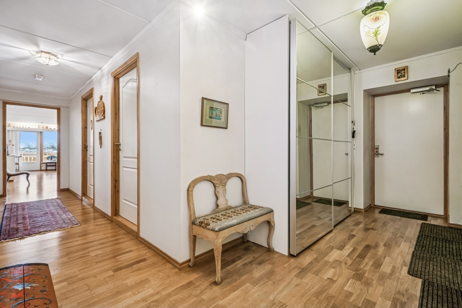 Entrè med garderobeløsning Galleribilde