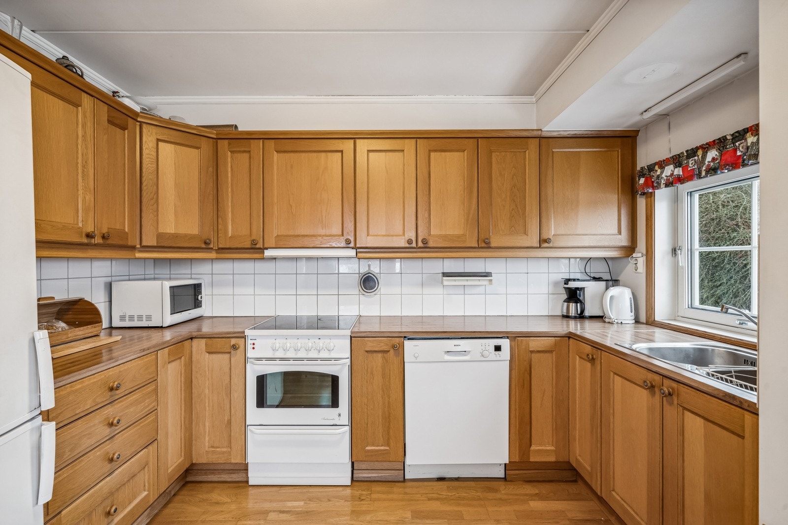 Kjøkken med godt med skapplass Galleribilde