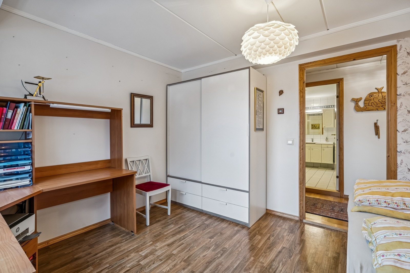 Soverom I med garderobe Galleribilde