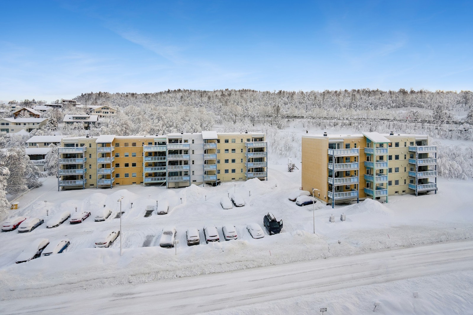 Nærområdet består av blokk begyggelse. Galleribilde