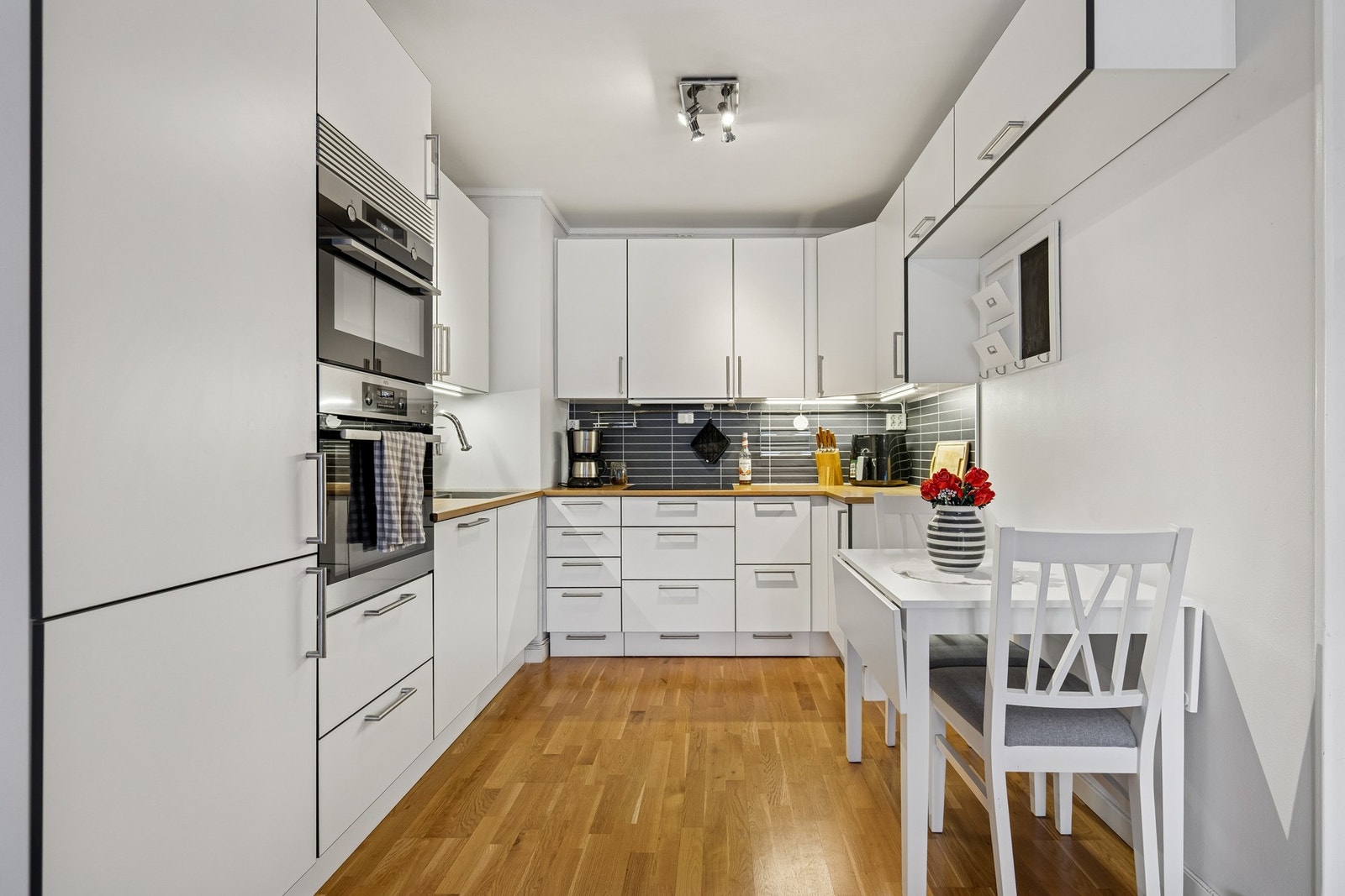 Kjøkken med integrerte hvitevarer og godt med skap og benkeplass. Galleribilde