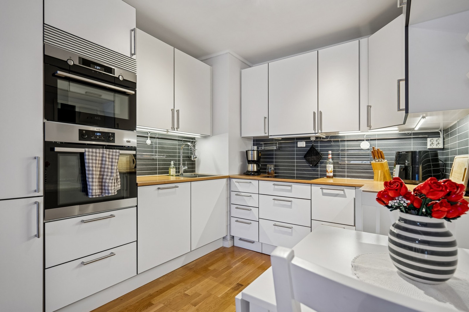 Kjøkken med integrerte hvitevarer. Galleribilde