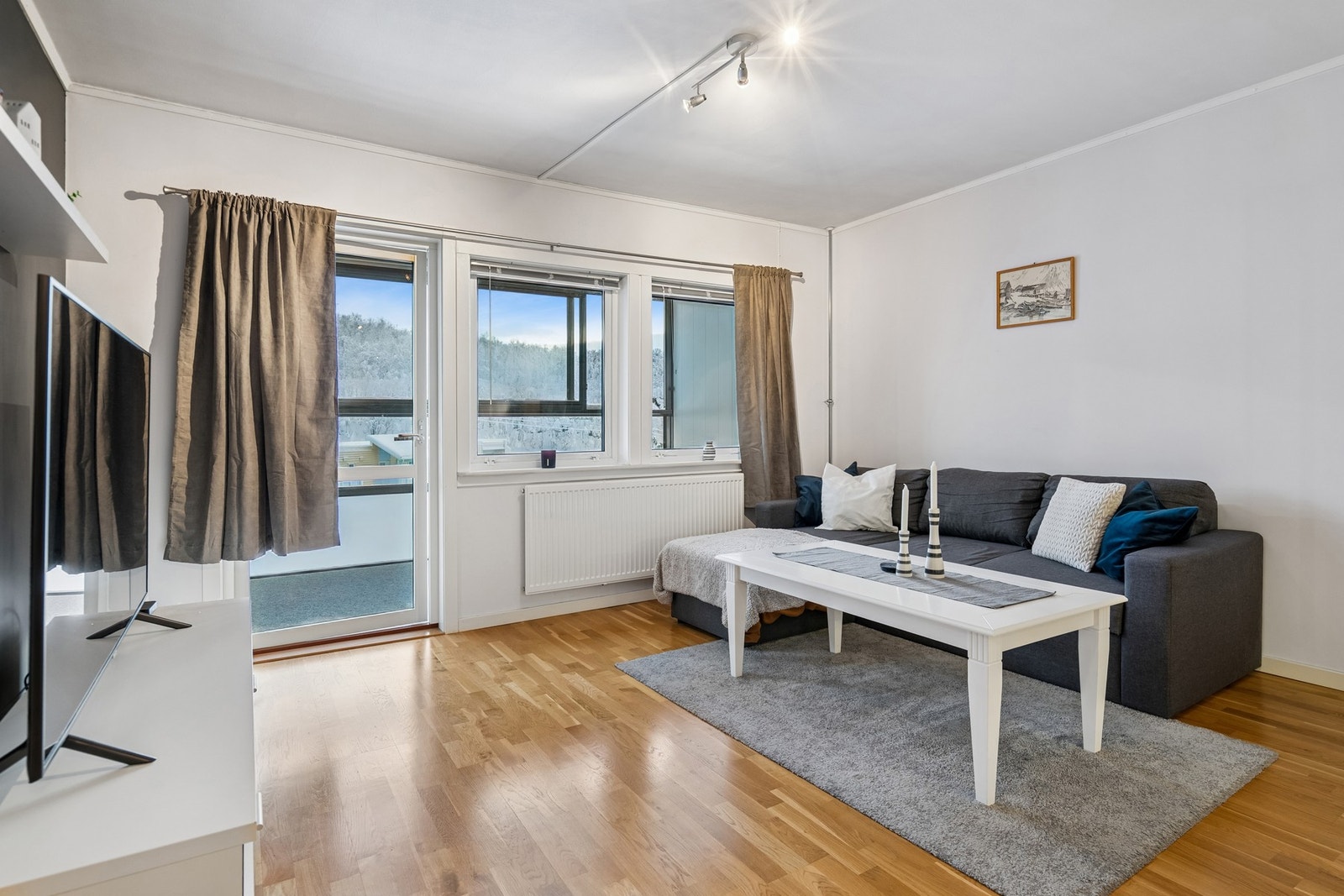 Stue med utgang til stor inn glasert balkong. Galleribilde