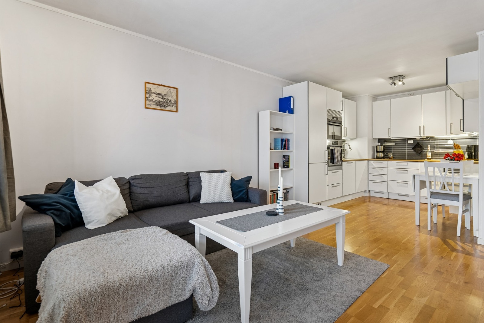 Kjøkkenet ligger i bakkant av stuen. Galleribilde