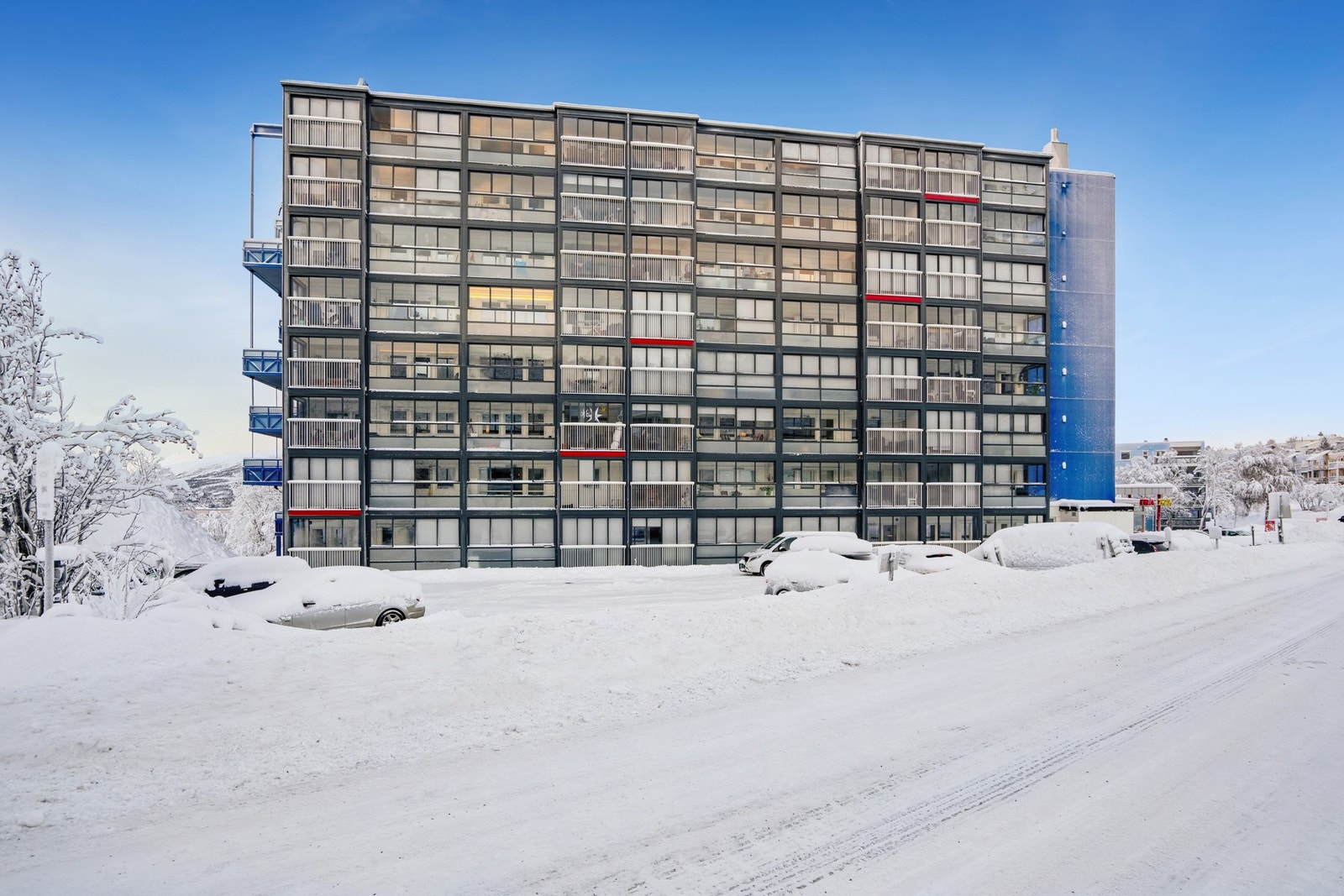 Leiligheten ligger i 7 etg i høyblokka på Håpet. Matbutikk i 1 etg. Galleribilde