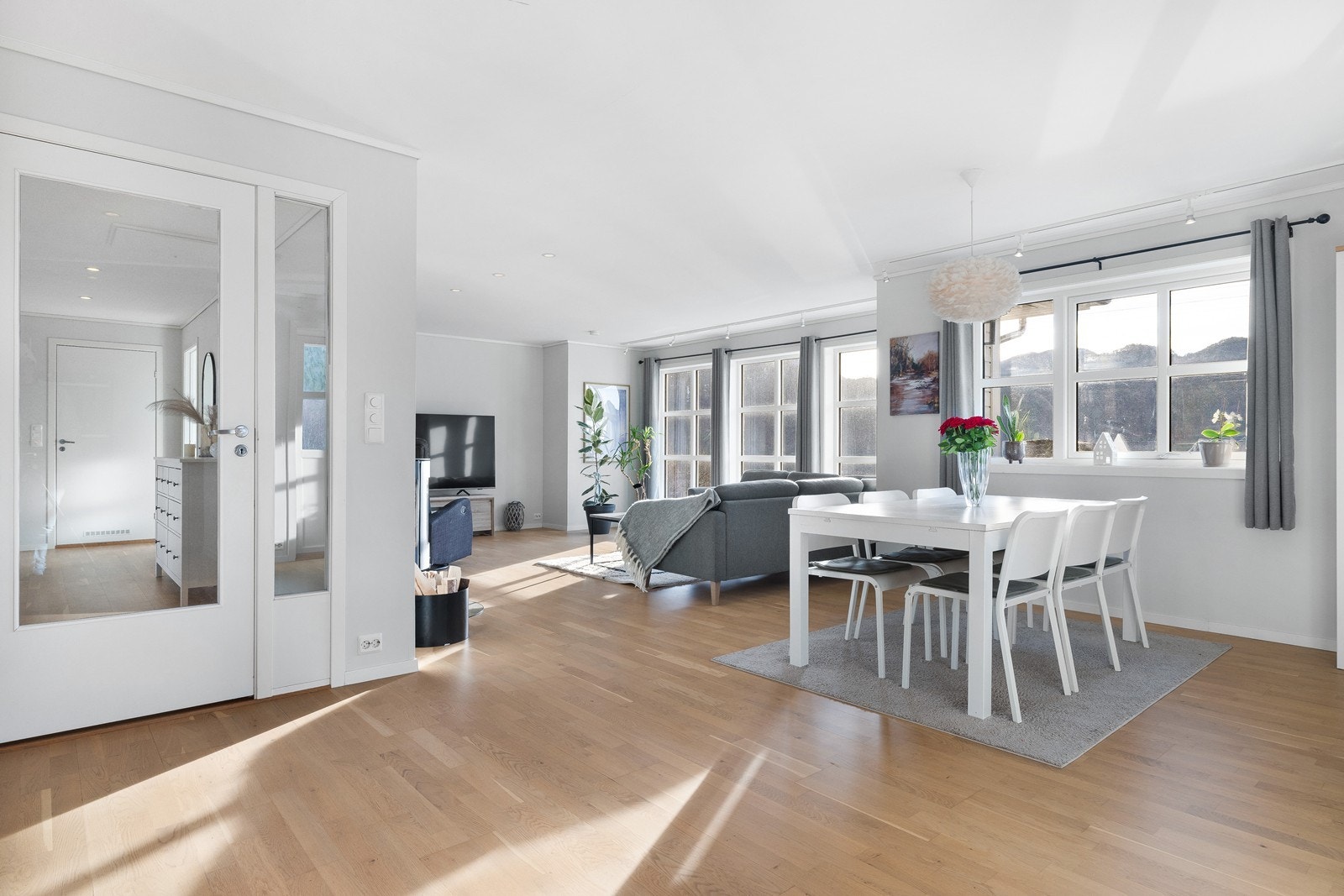 Den åpne løsningen gir en svært god romfølelse med store vindusflater som slipper inn mye lys Galleribilde