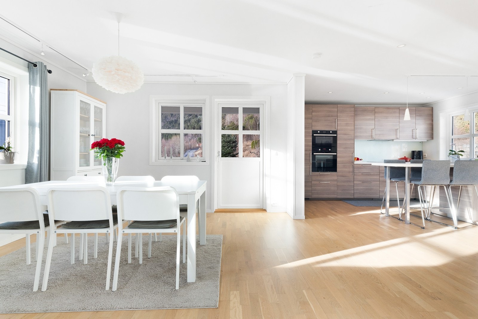 Kjøkkenet har en åpen løsning med stue/spisestue og man har mange muligheter for møblering Galleribilde