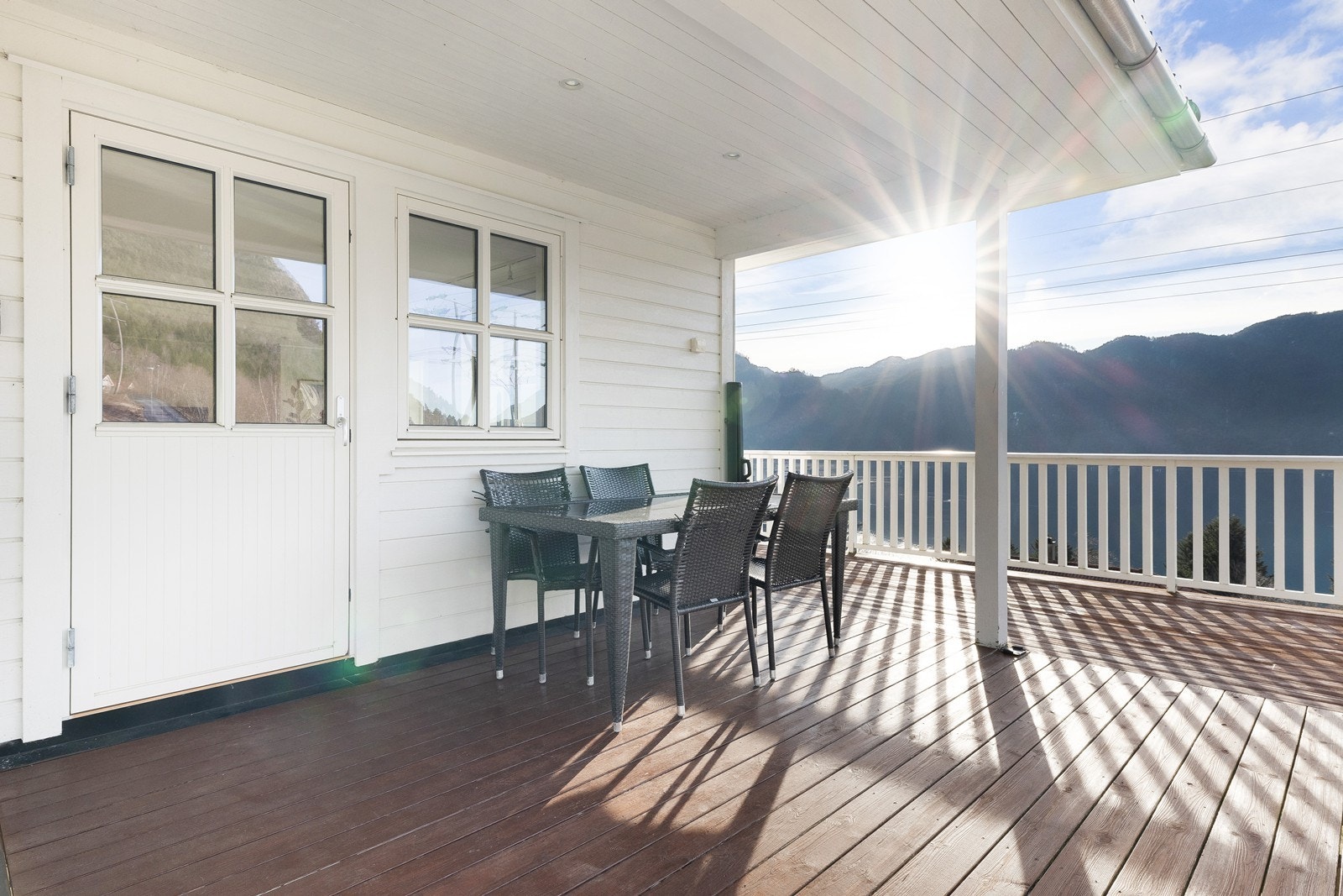 Fra stue/kjøkken er det utgang til stor terrasse som er delvis overbygget Galleribilde