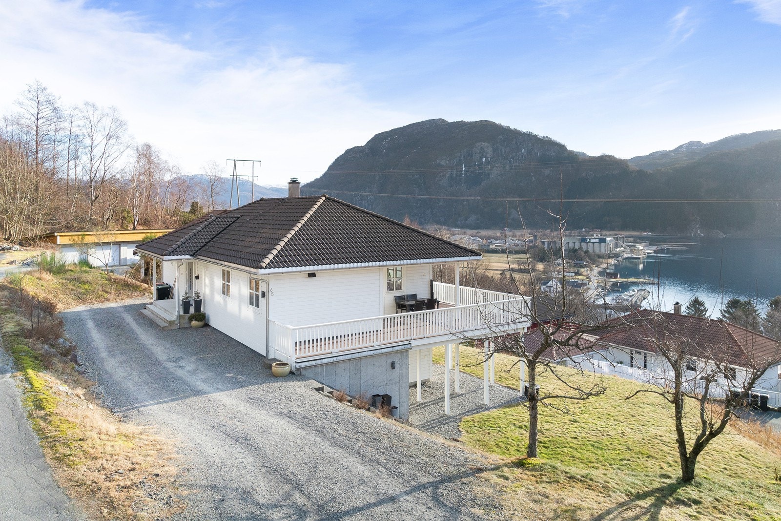 Boligen byr på en fredelig beliggenhet med gode solforhold og fine uteområder som passer både for barnefamilier og de som ønsker et rolig bomiljø. Galleribilde