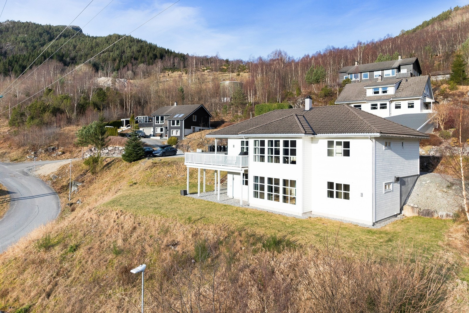 Eiendommen har en romslig tomt på 953 kvm Galleribilde