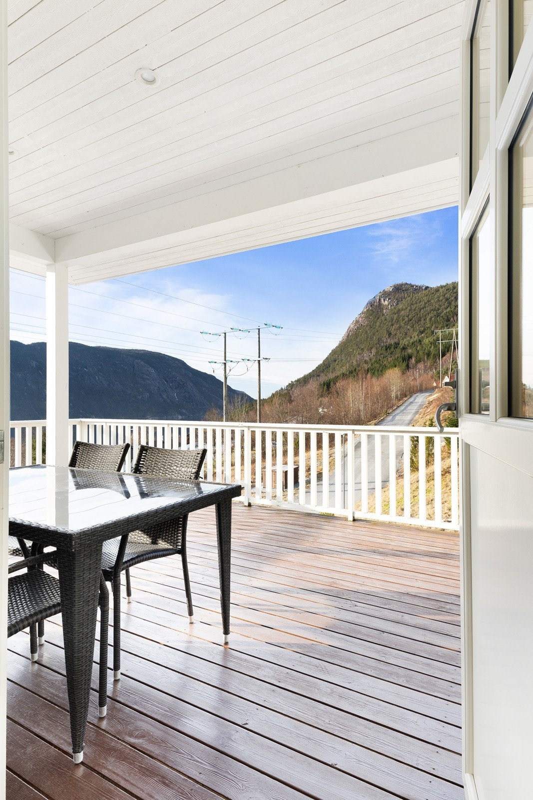 Det er enkelt å servere måltidet utendørs med kort vei fra kjøkkenbenken Galleribilde