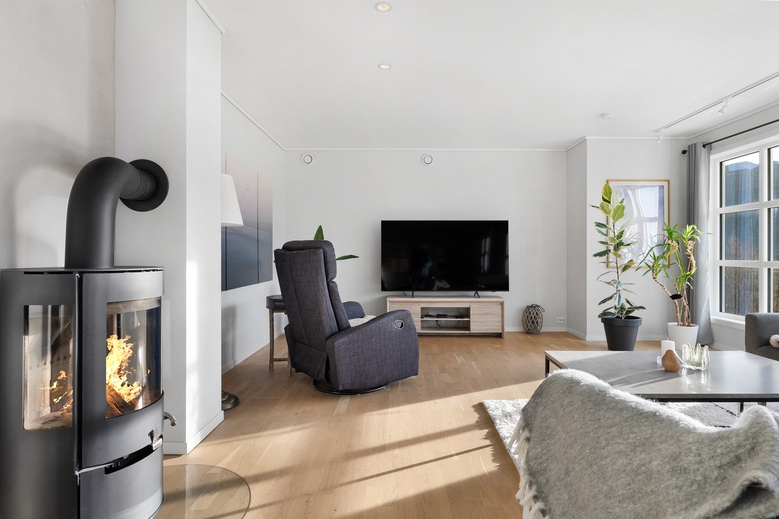 Boligen er meget velholdt med lys og innbydende innredning Galleribilde