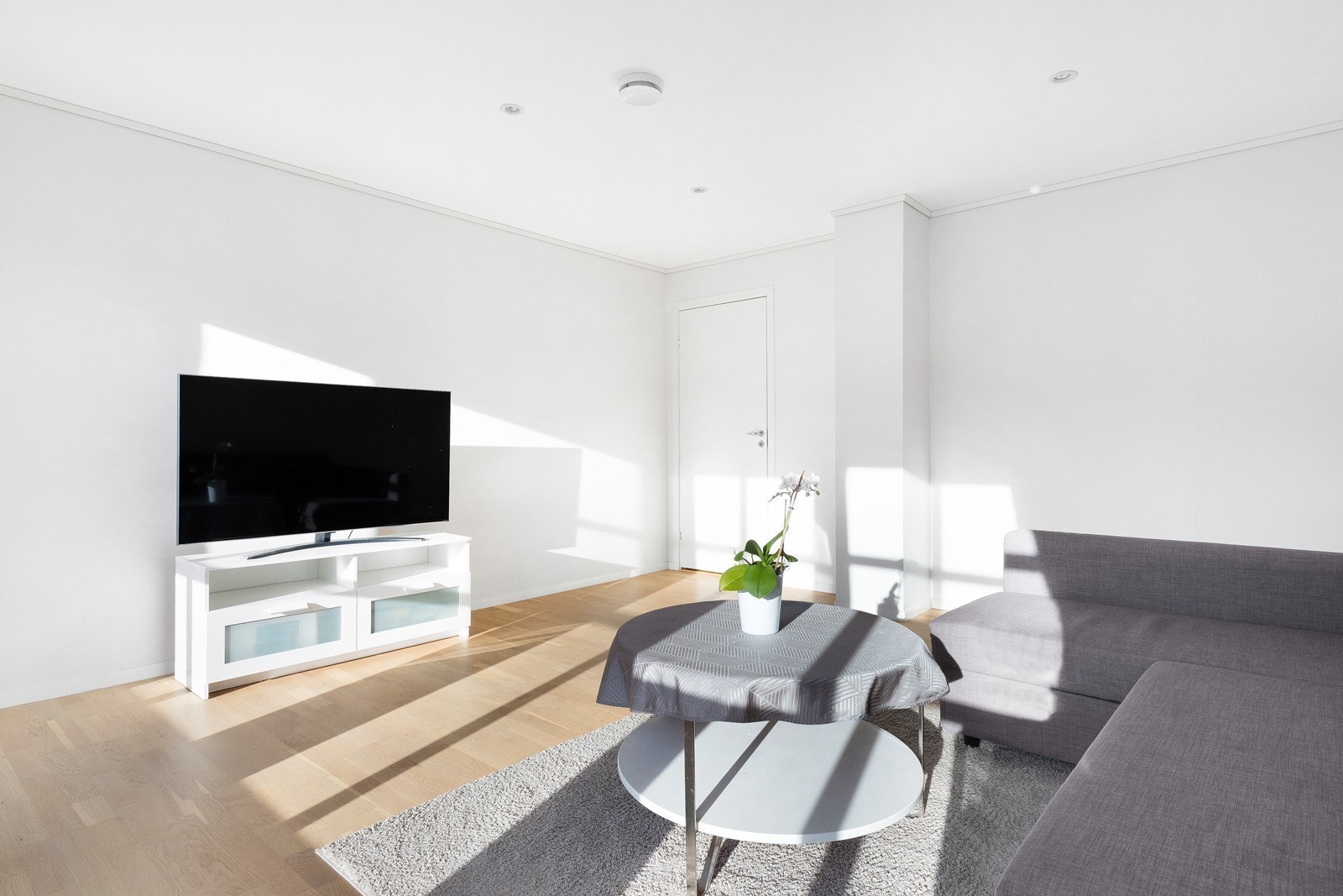 Kjellerstuen passer ypperlig som en ekstra tv-stue, lekerom, hobbyrom eller hjemmekontor. Galleribilde