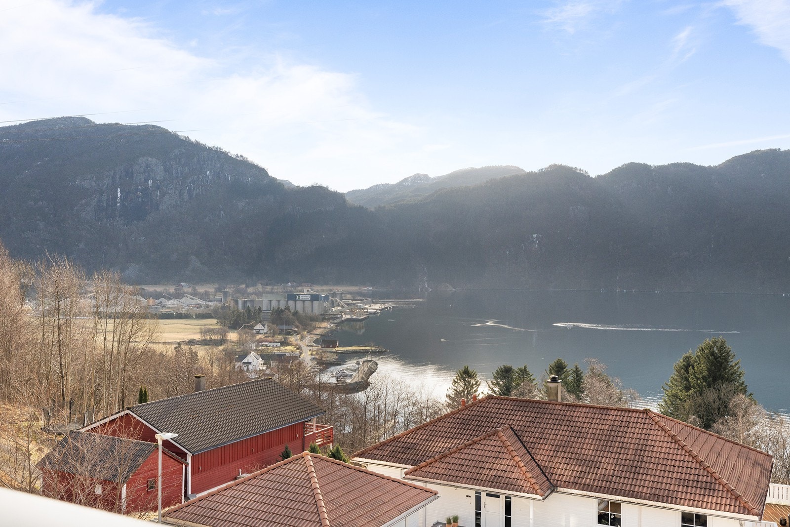 Årdal er et koselig tettsted med godt nabomiljø og små forhold Galleribilde