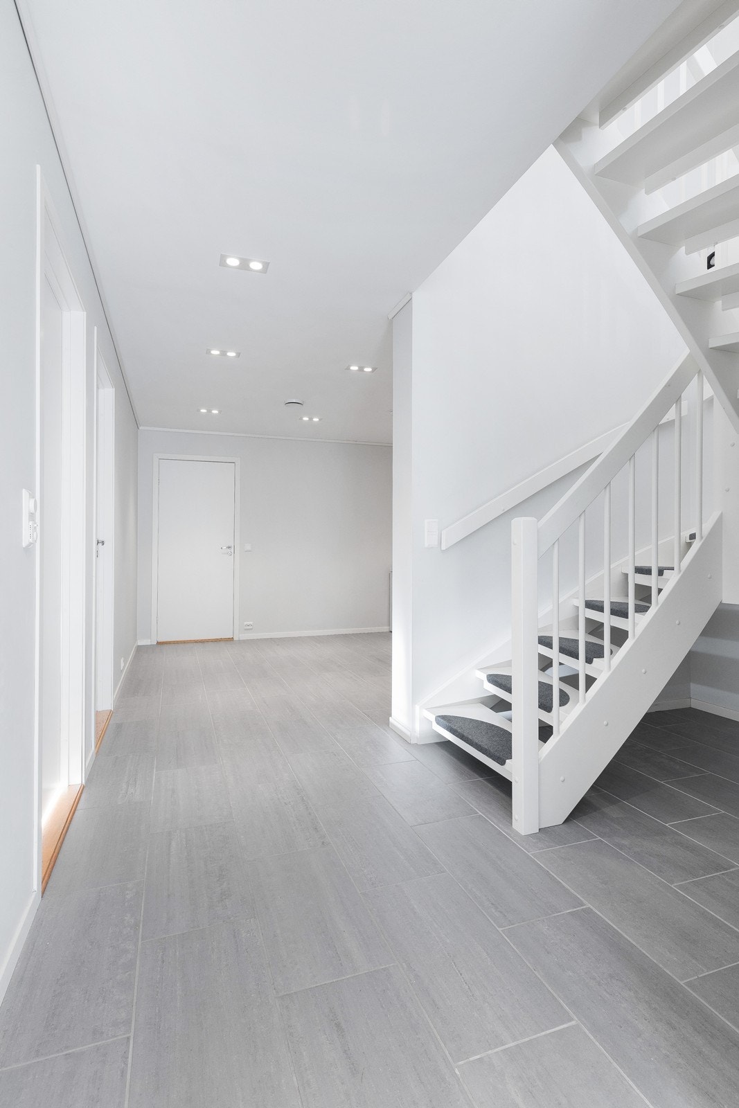 Romslig gang med enkel tilgang til rommene i denne etasjen. Galleribilde