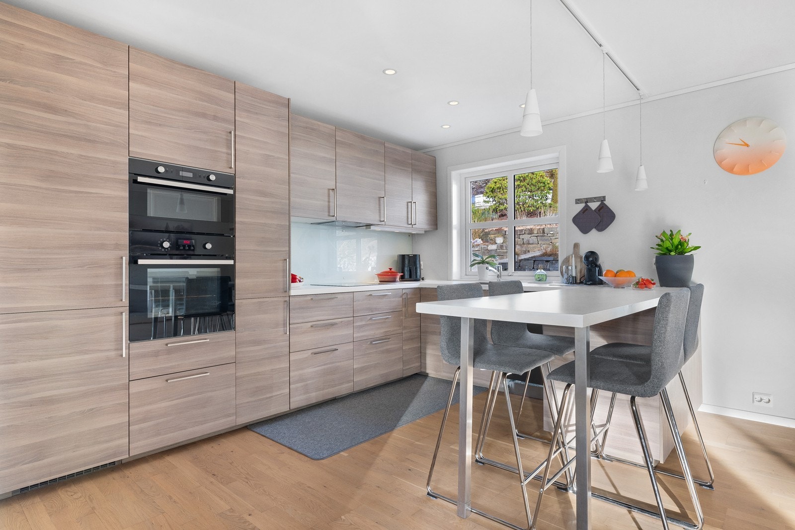 Lekkert og moderne kjøkken med rikelig med skap og benkeplass. Galleribilde