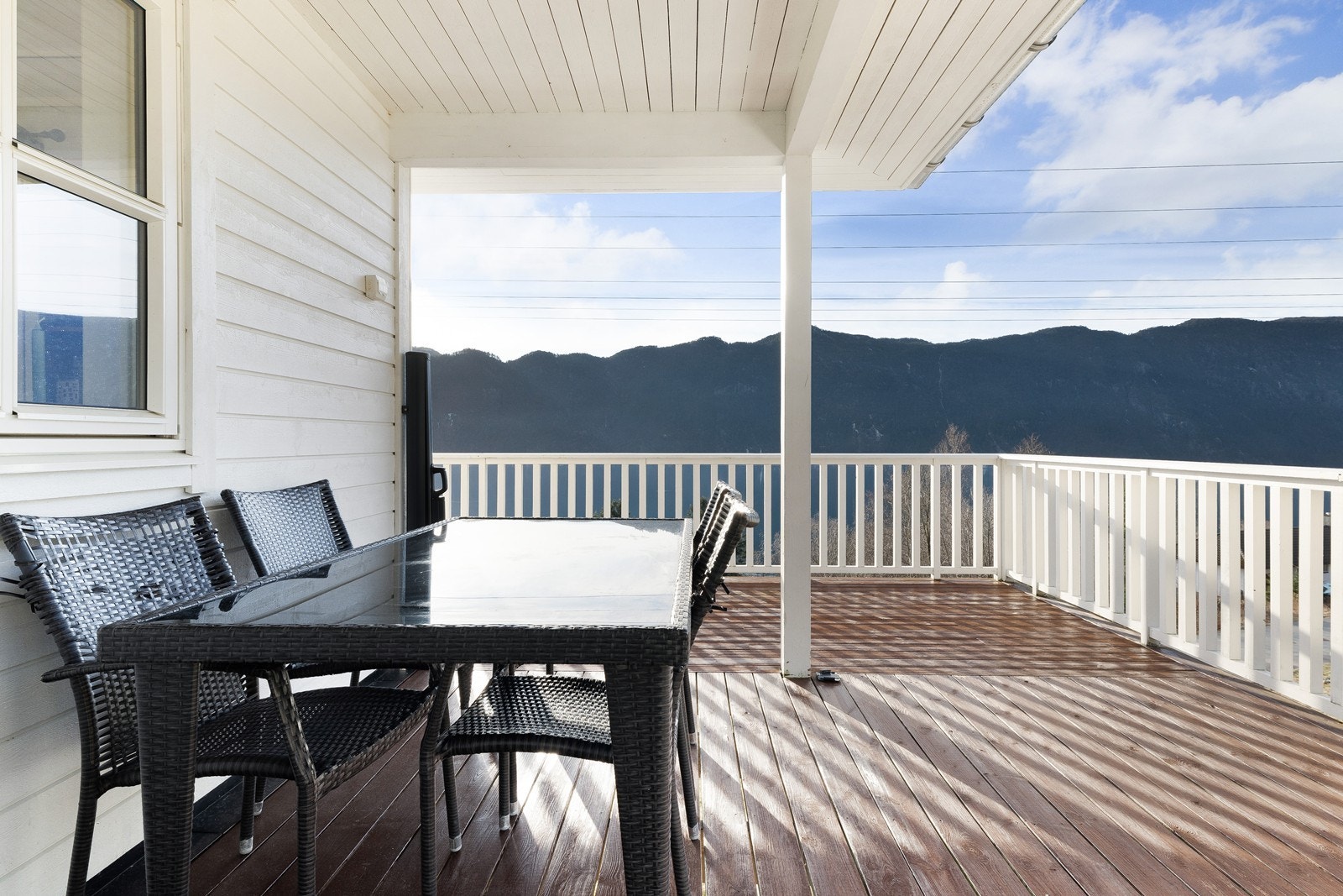 Her kan man virkelig nyte rolige dager og lange kvelder på terrassen med panorama mot fjellene. Galleribilde