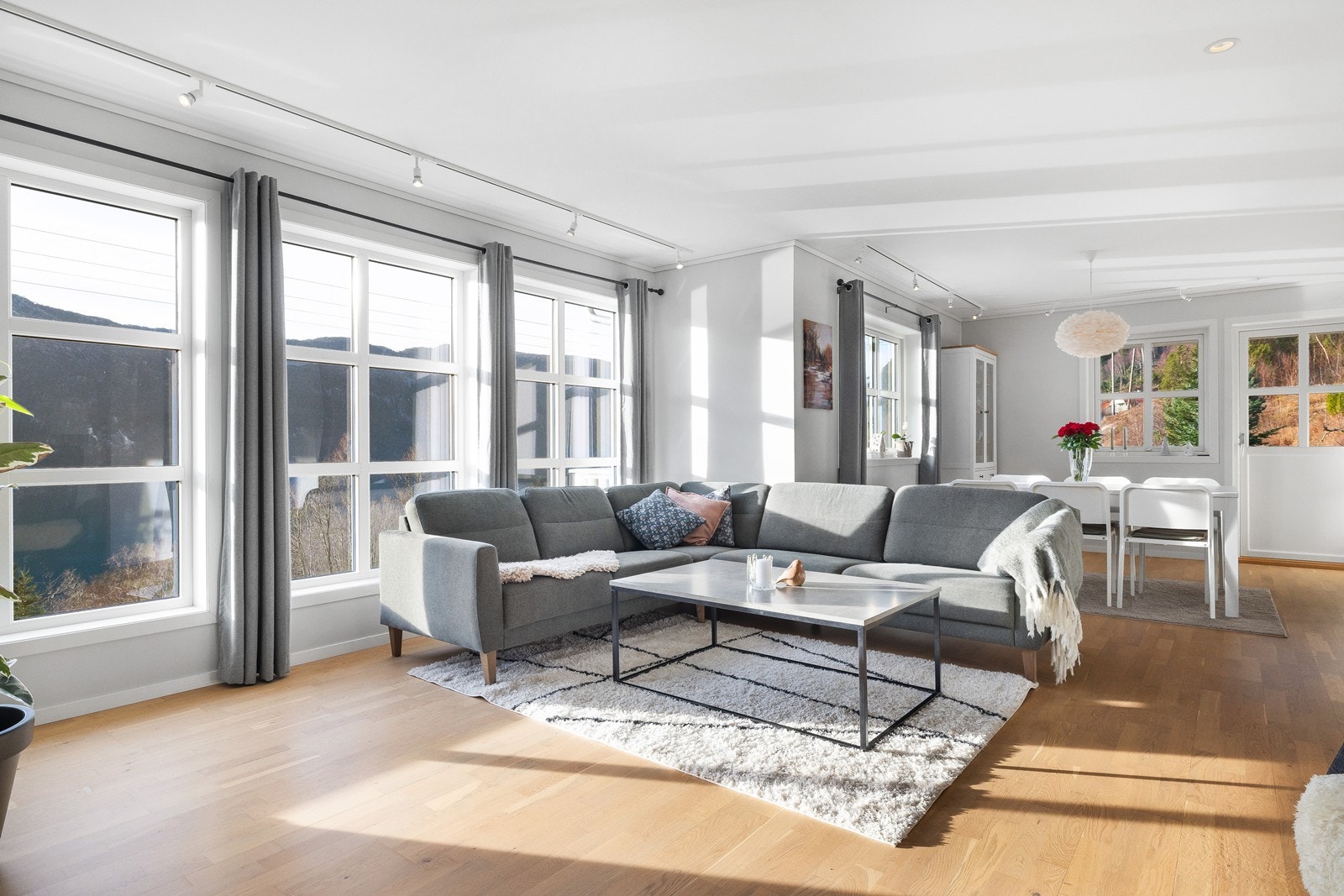 Stuen har god belysning med både downlights og lys-skinne Galleribilde