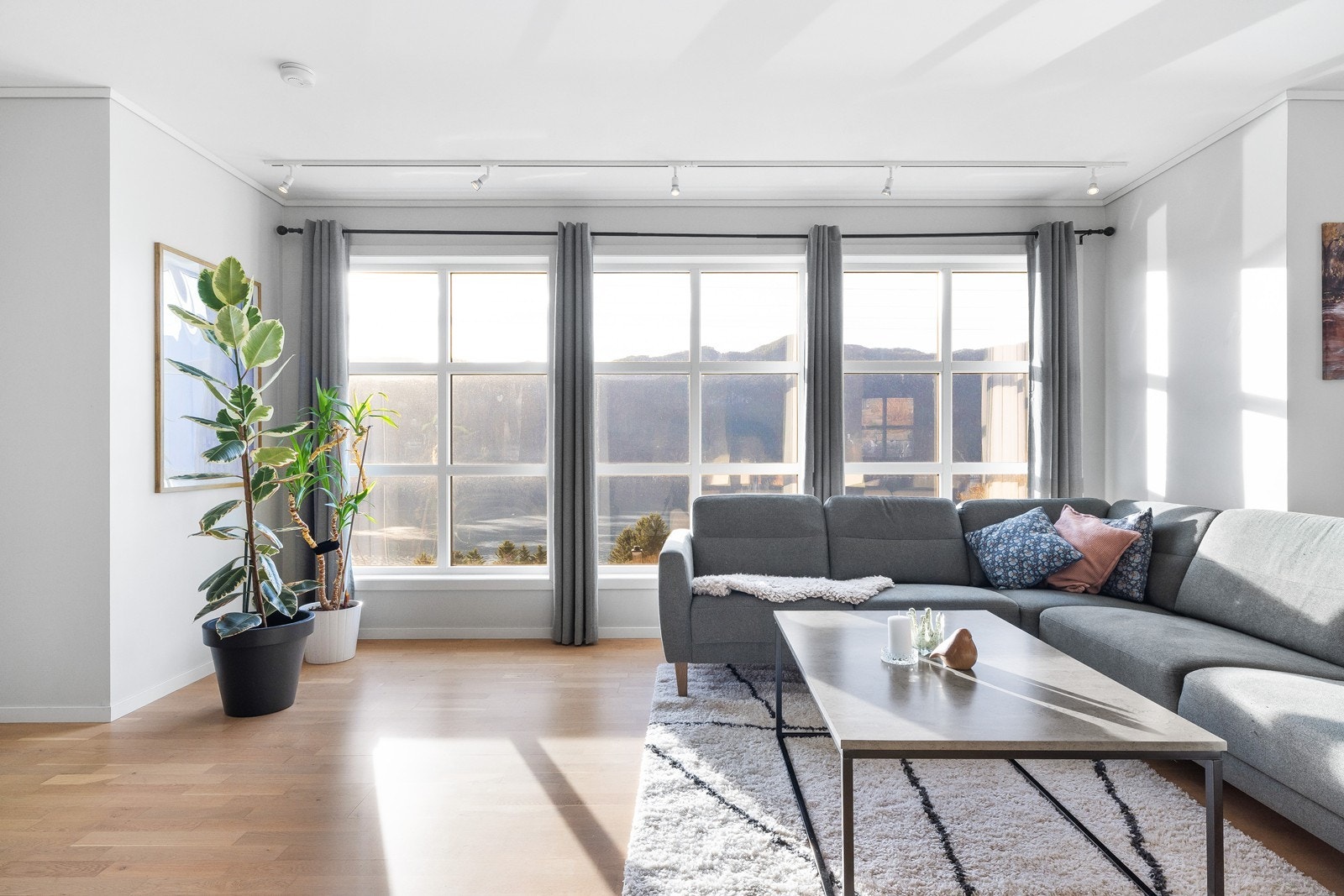 Eiendommen ligger tett på naturen og man har nydelig utsikt mot de majestetiske fjellene som omkranser fjorden Galleribilde