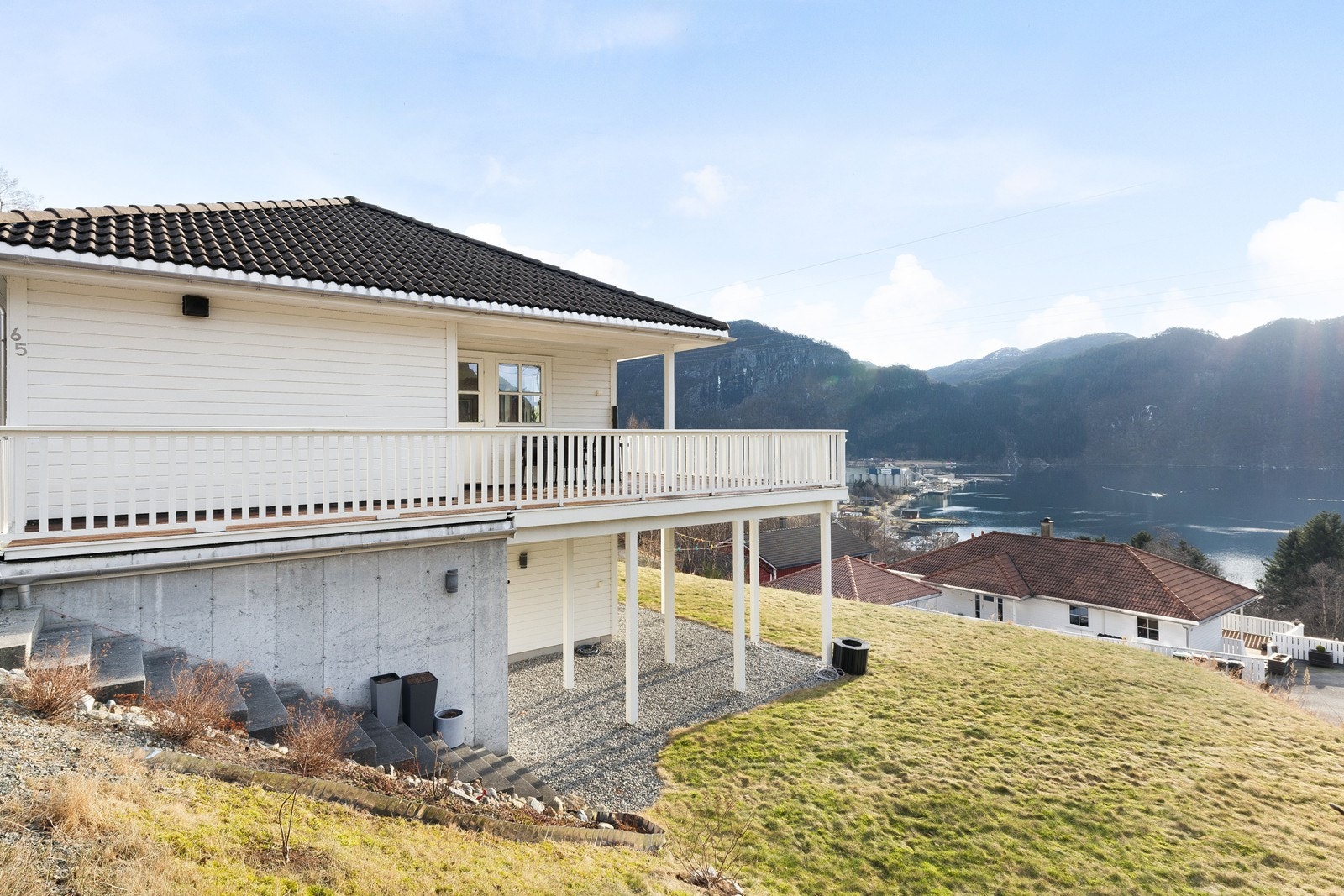 Hagen har en stor gressplen med god boltreplass for store og små Galleribilde