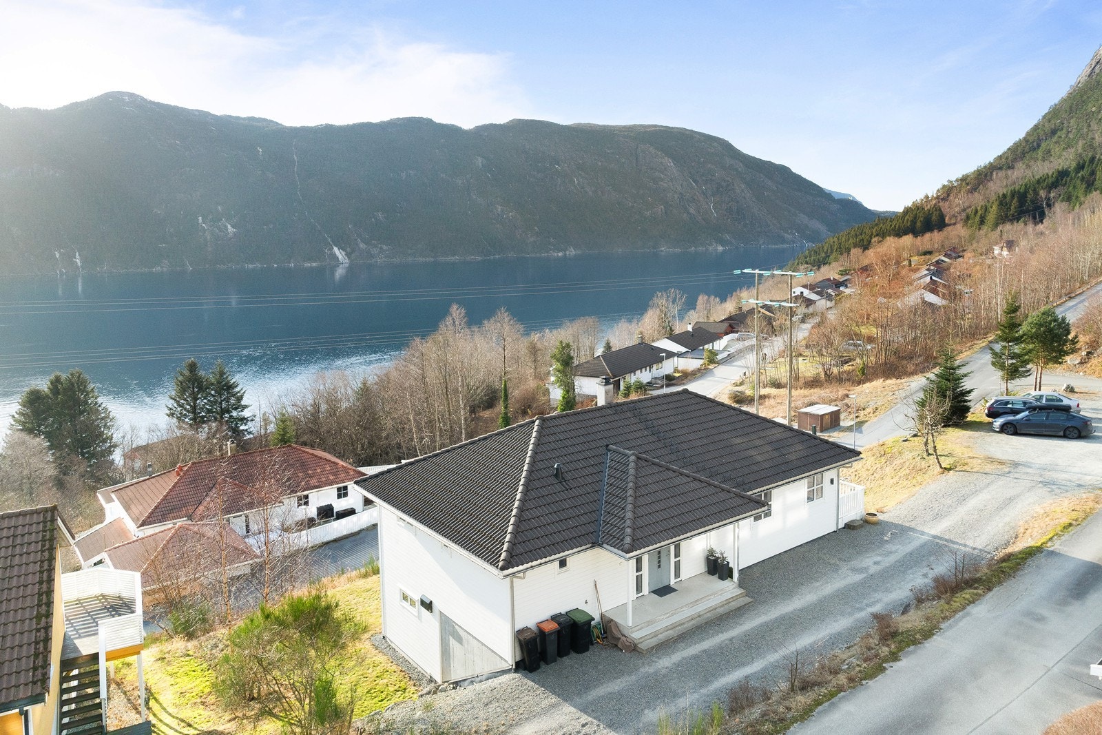 Tomten er skrånende med fint opparbeidet uteområde i platåer Galleribilde