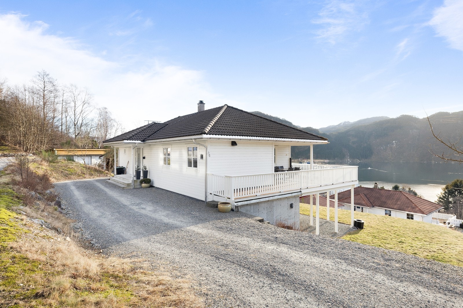 Gruslagt innkjørsel med god biloppstillingsplass Galleribilde