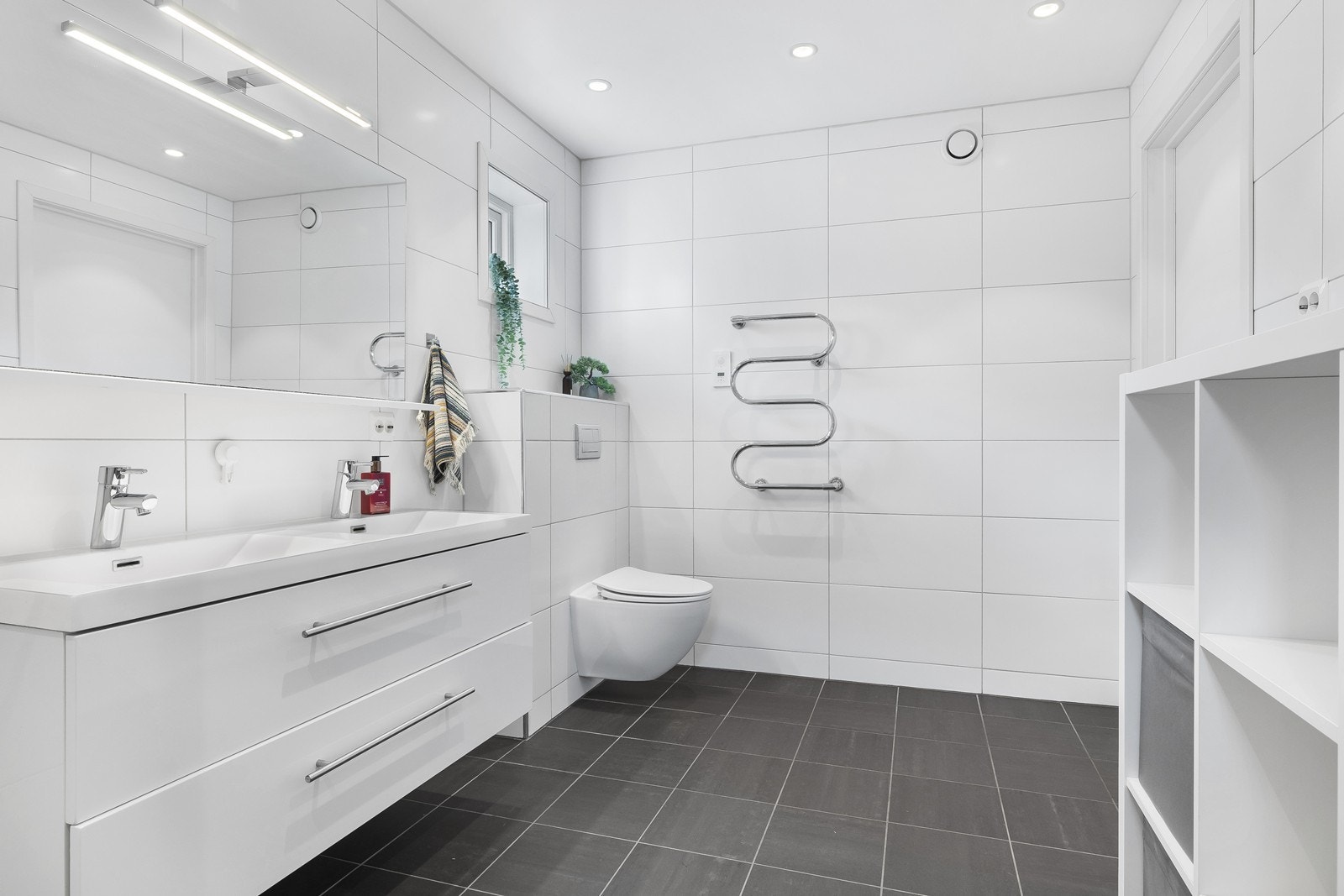 Flott baderom med komfortable detaljer og stilrent design. Galleribilde