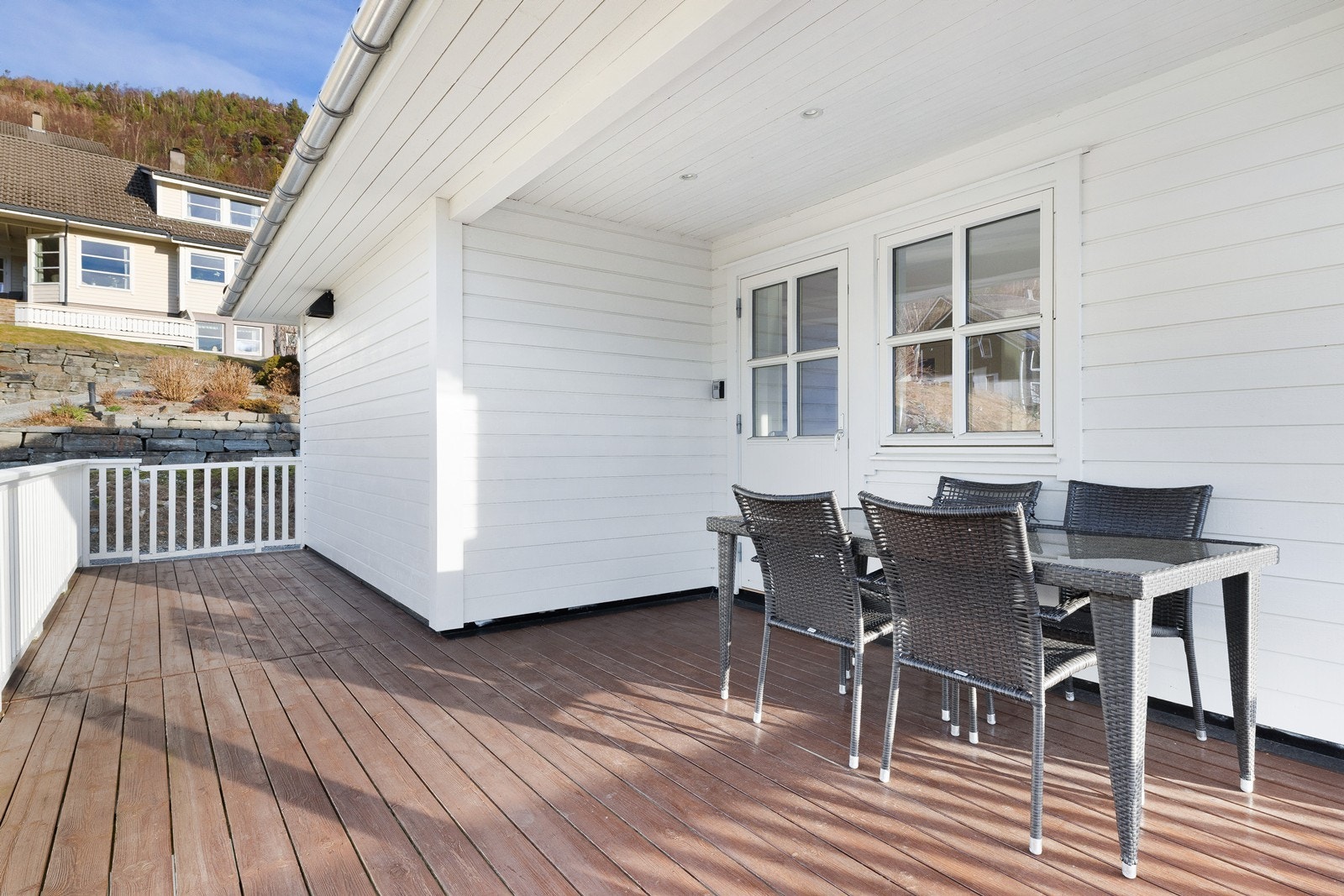 Her har man innfelt belysning og god plass til både utemøbler og grill. Galleribilde