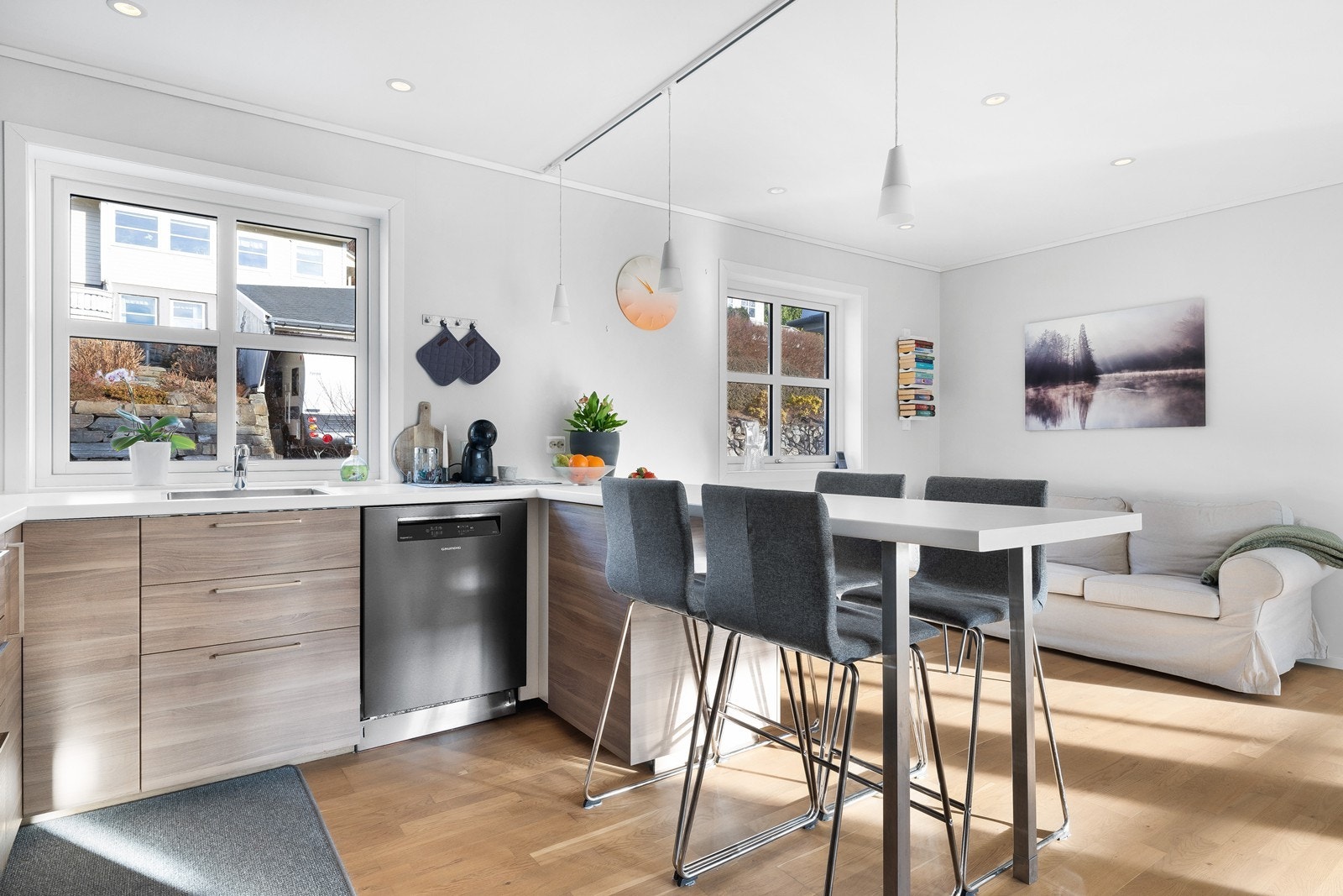 Hvitevarer på kjøkken følger med i handelen. Galleribilde