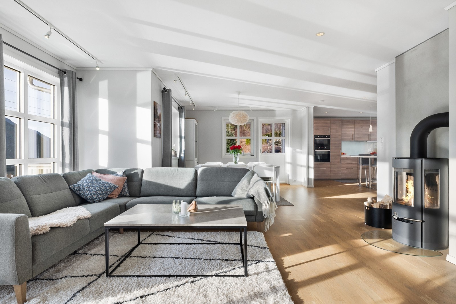 Boligen har både vedovn i stue og varmekabler i flere gulver Galleribilde