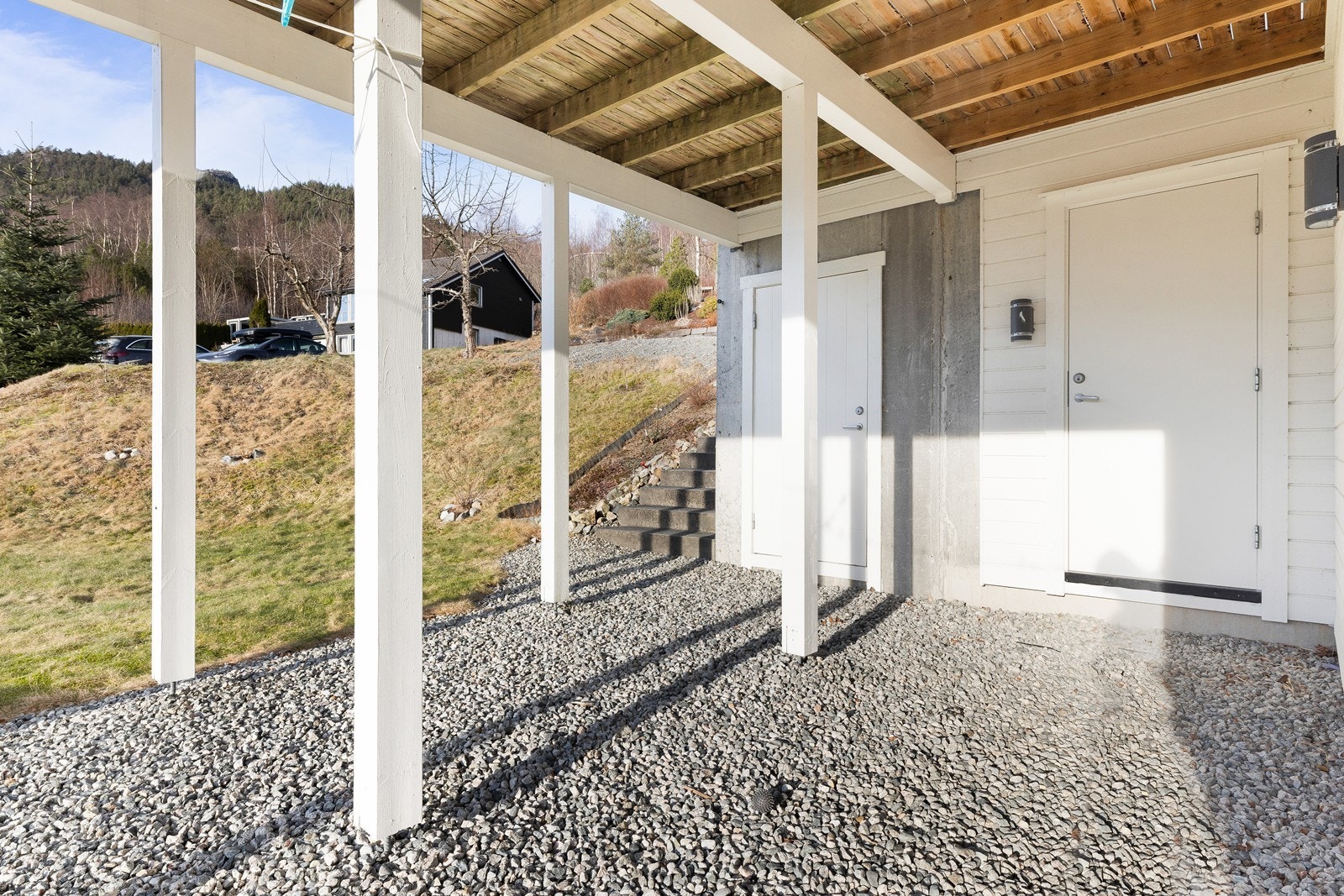 Man har også en utvendig bod som er praktisk for lagring av hageutstyr og diverse Galleribilde