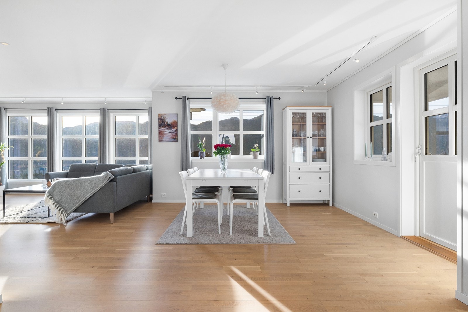 De store vinduer slipper også inn den flotte utsikten som kan nytes fra hele rommet Galleribilde