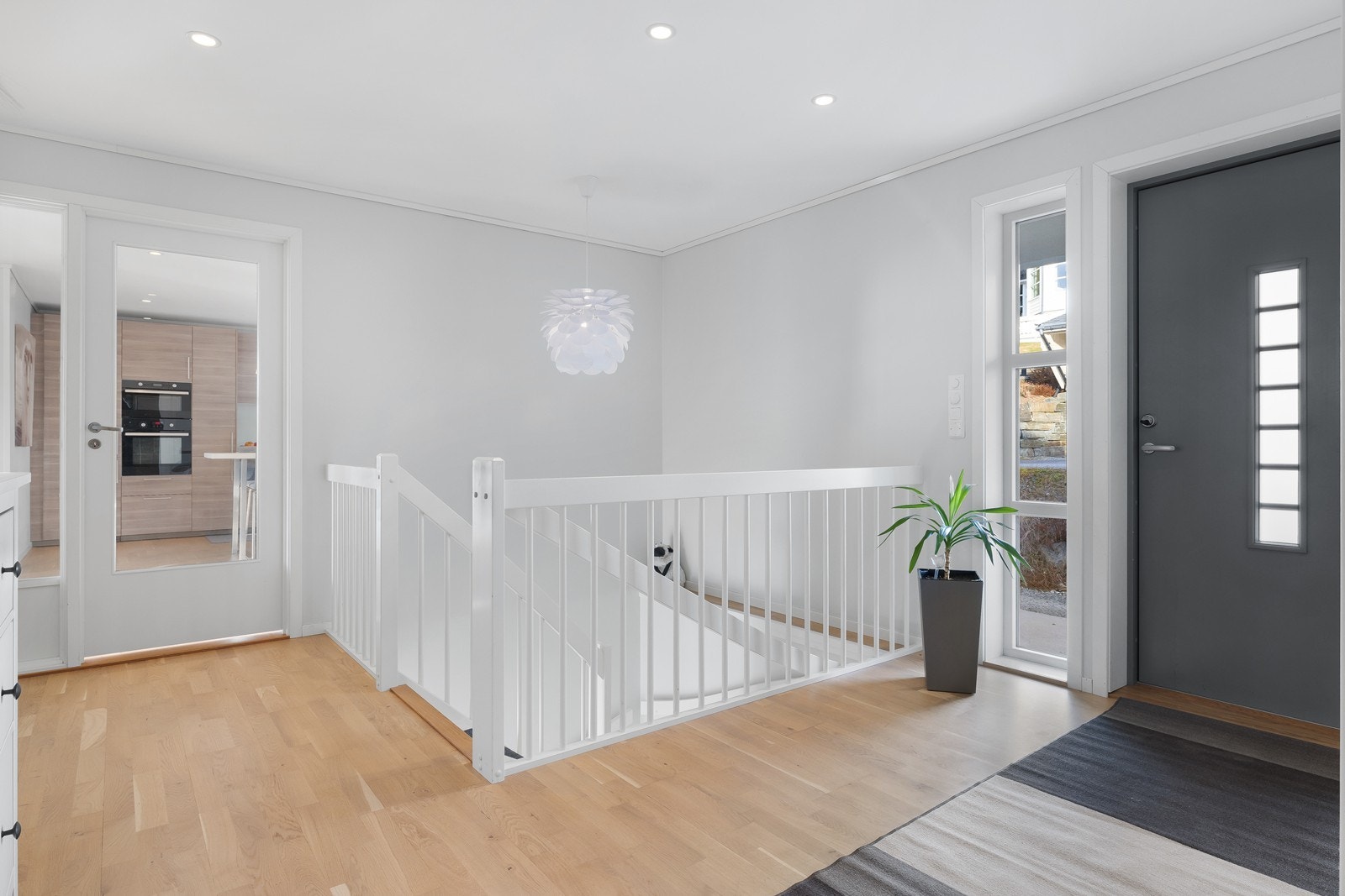 Stor trappegang som gir en luftig følelse når man kommer inn dørene Galleribilde