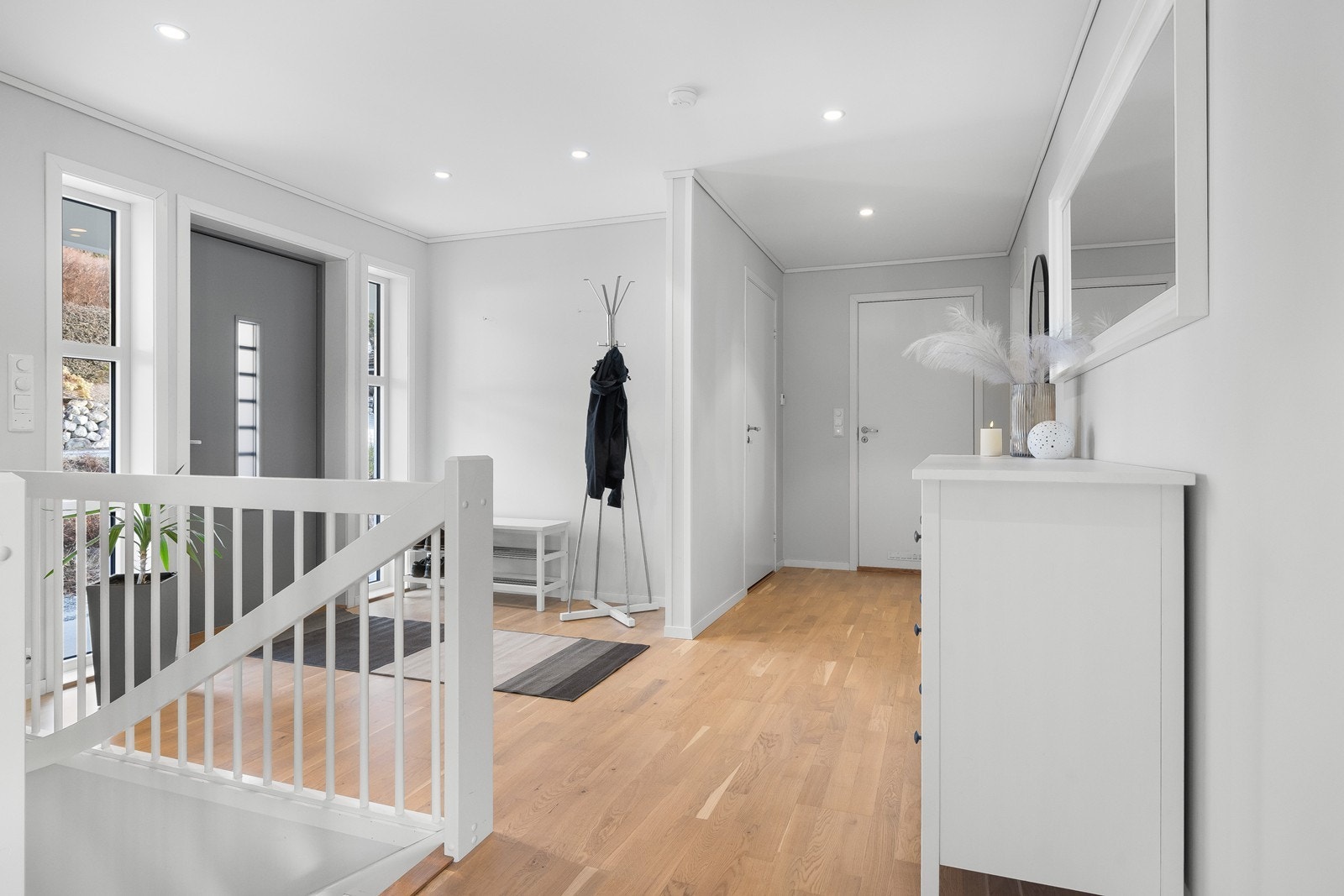 Det er parkett på de fleste gulver og lysmalte gipsvegger som gir et stilrent uttrykk Galleribilde