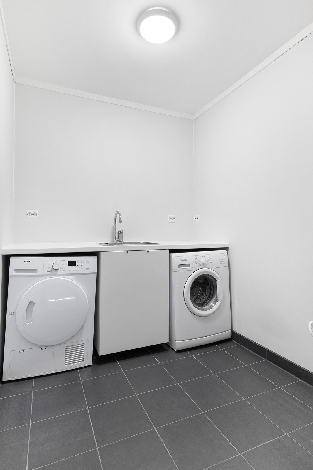 Romslig vaskerom. Galleribilde