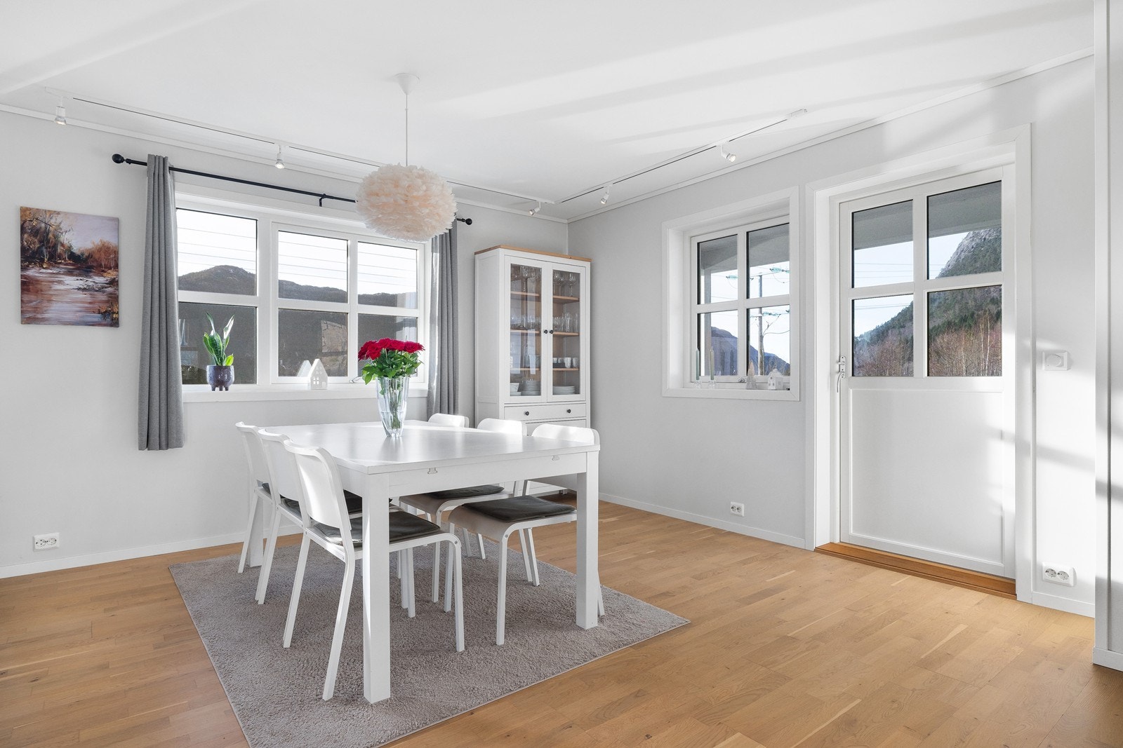 Fra spisestuen har man direkte utgang til terrassen Galleribilde