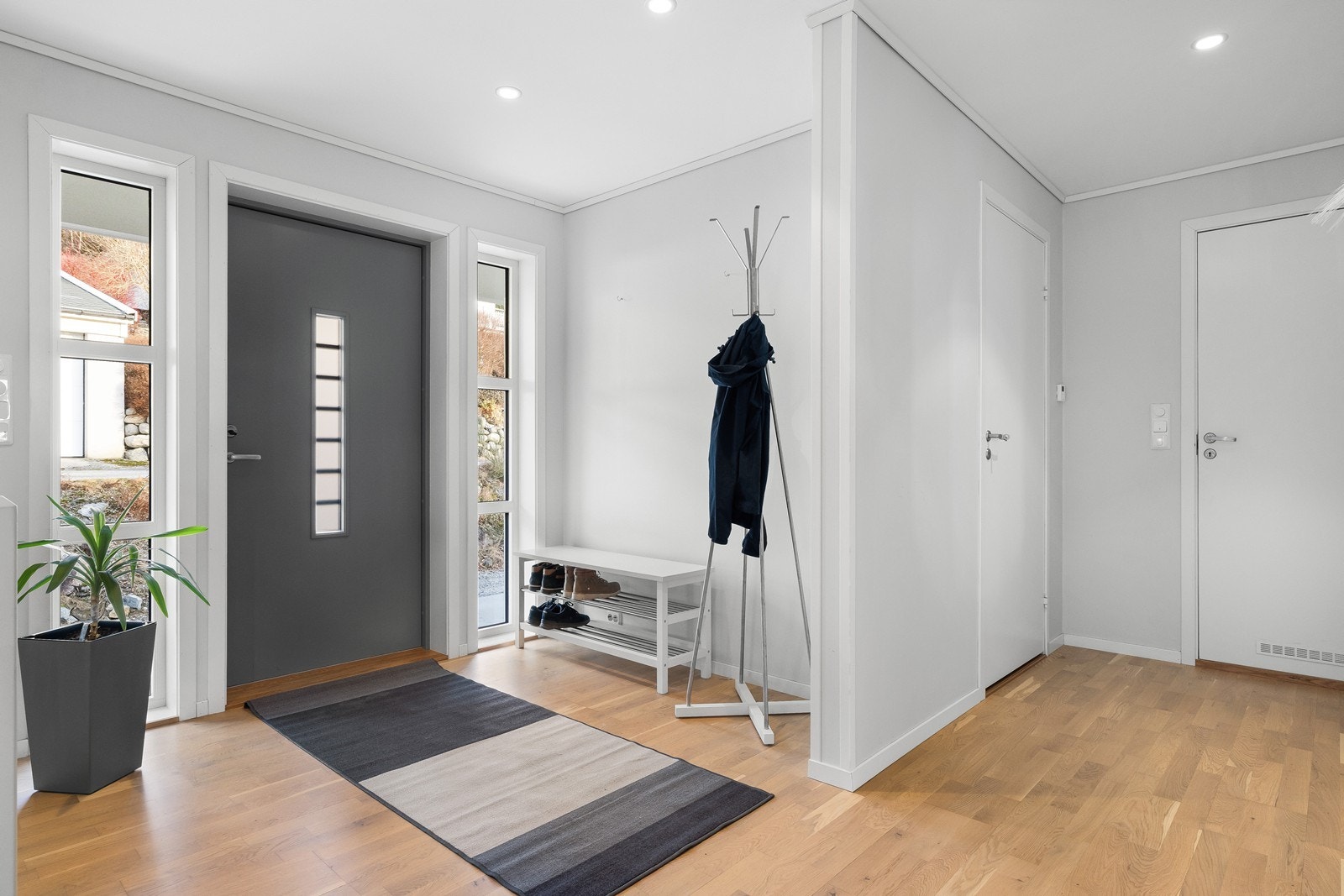 Lys og romslig entre med plass til yttertøy og sko. Galleribilde