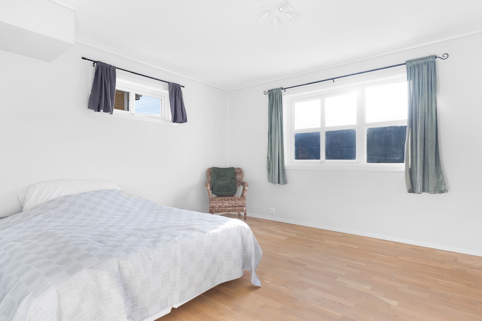 Soverom 3 med god plass til stor seng og garderobe Galleribilde